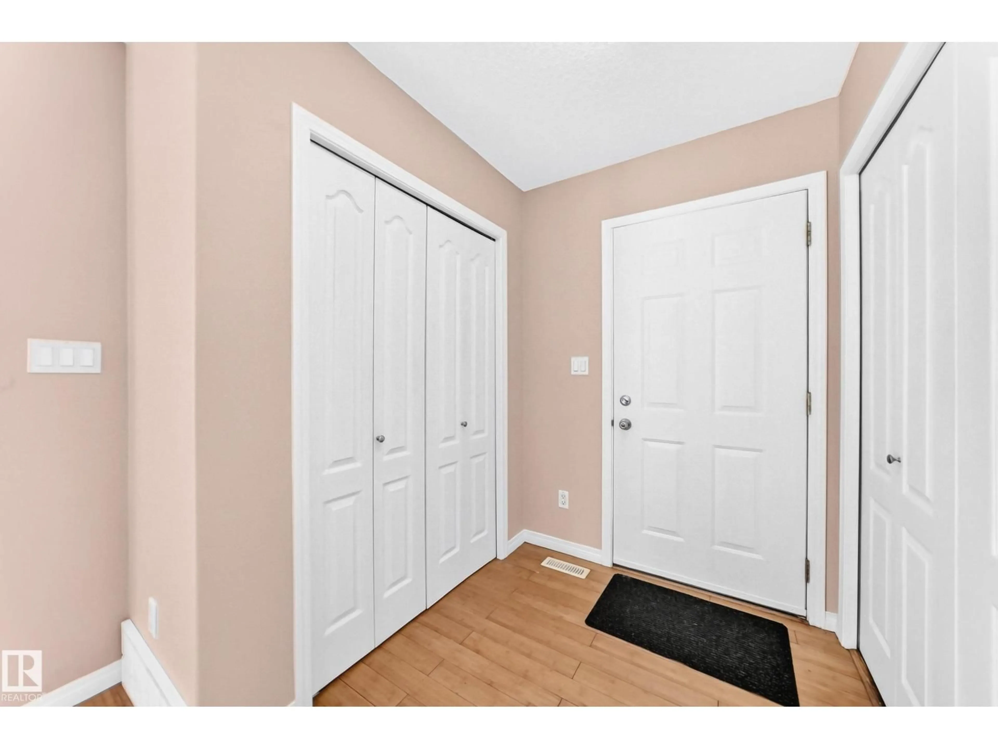 Indoor entryway for 9333 103A AV, Edmonton Alberta T5H0H3