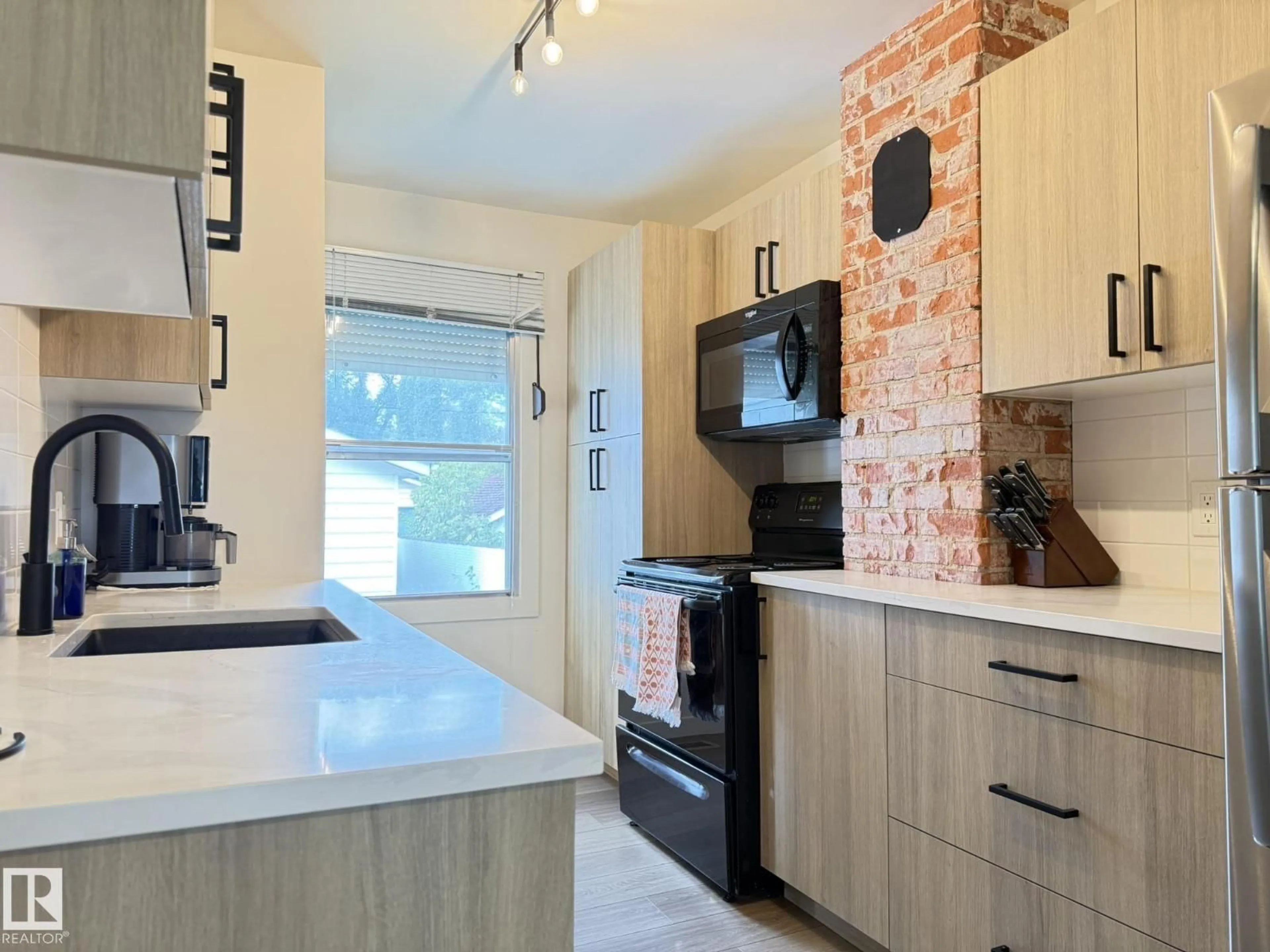 Contemporary kitchen, unknown for 11416 90 ST, Edmonton Alberta T5B3X7