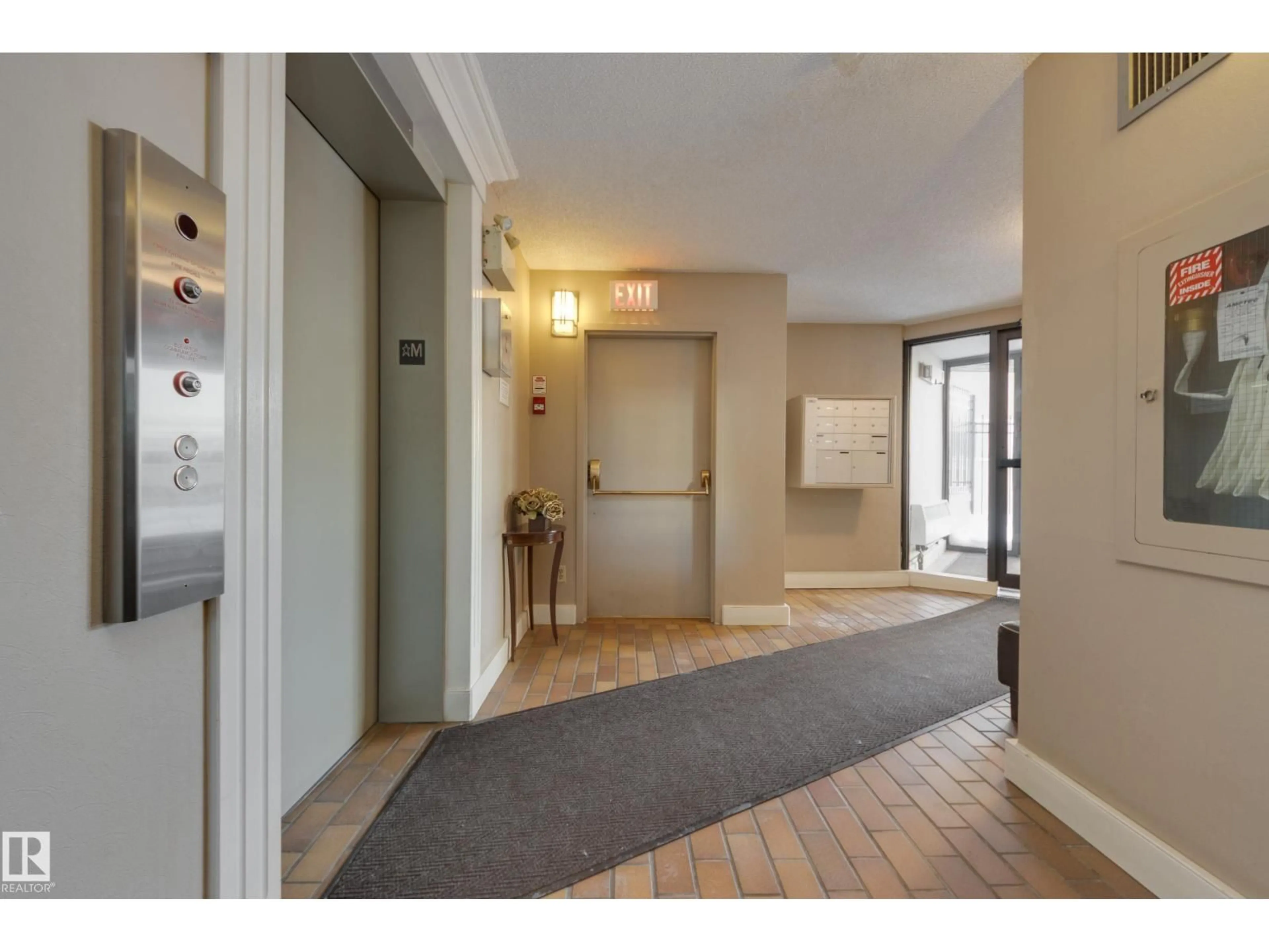 Indoor foyer for #7 - 9734 111 ST, Edmonton Alberta T5K1J8