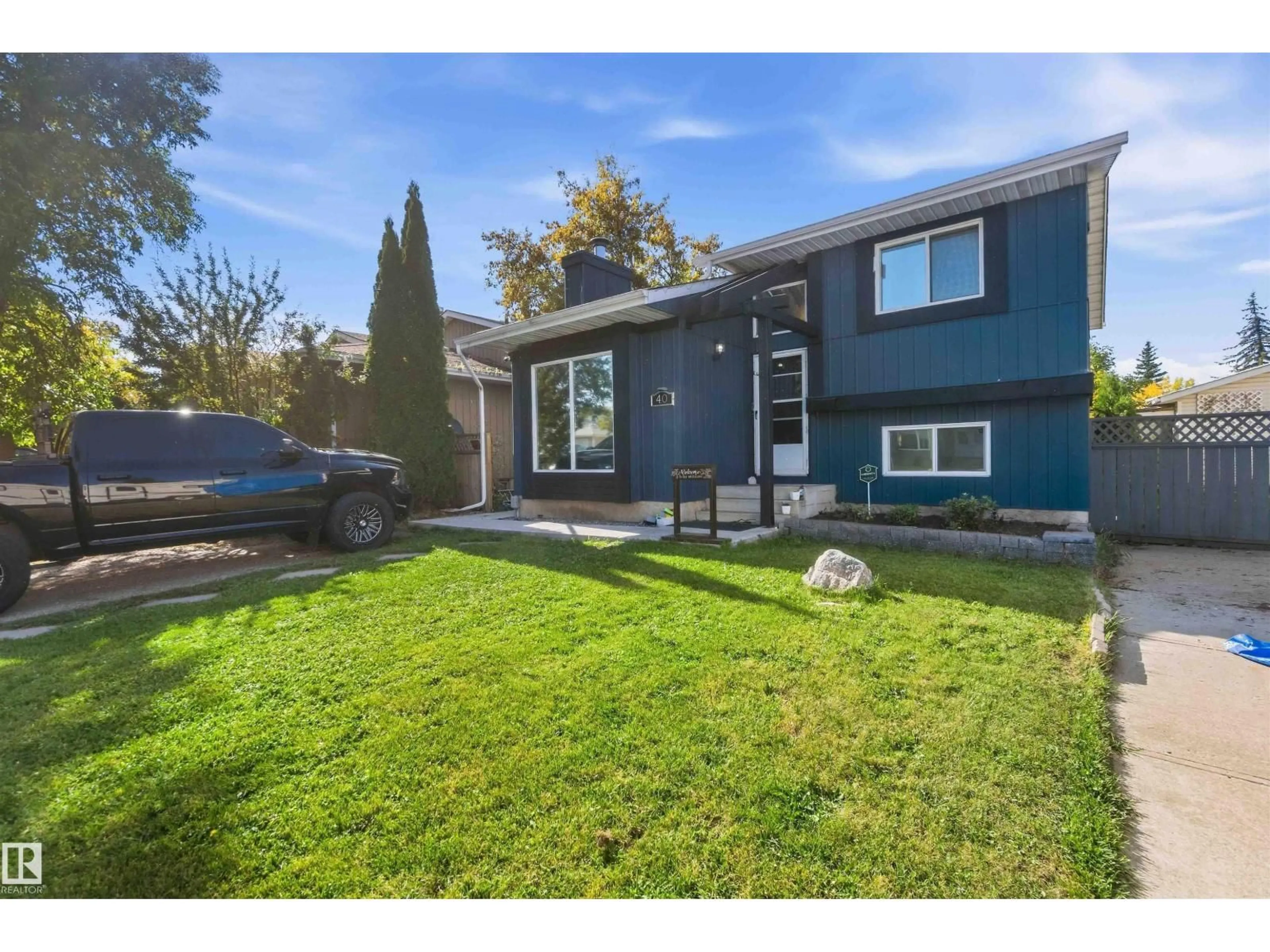 Home with vinyl exterior material, street for 40 GREENWOOD DR, Spruce Grove Alberta T7X1X4