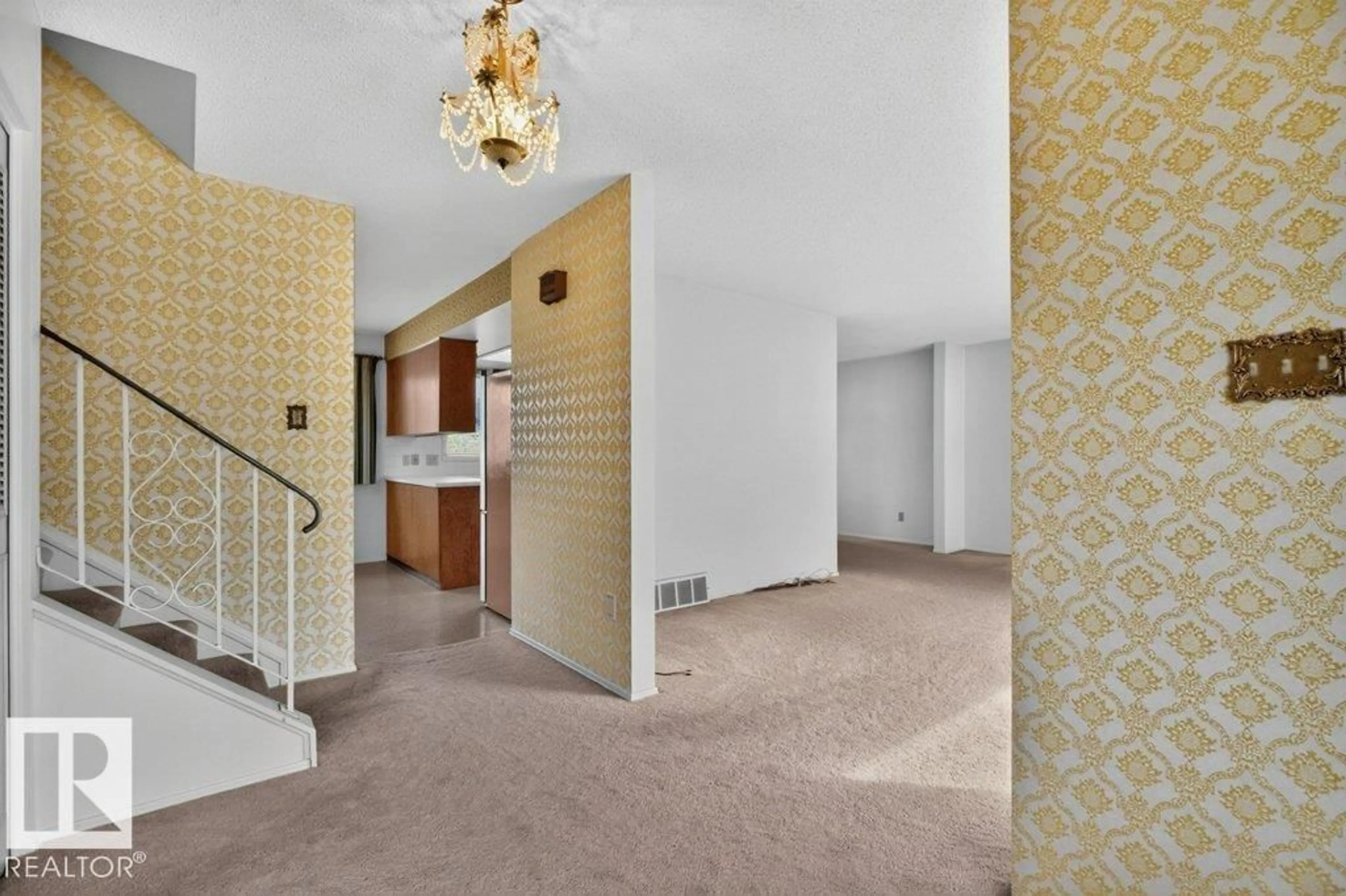 Indoor foyer for 14316 59 AV, Edmonton Alberta T6H1G8