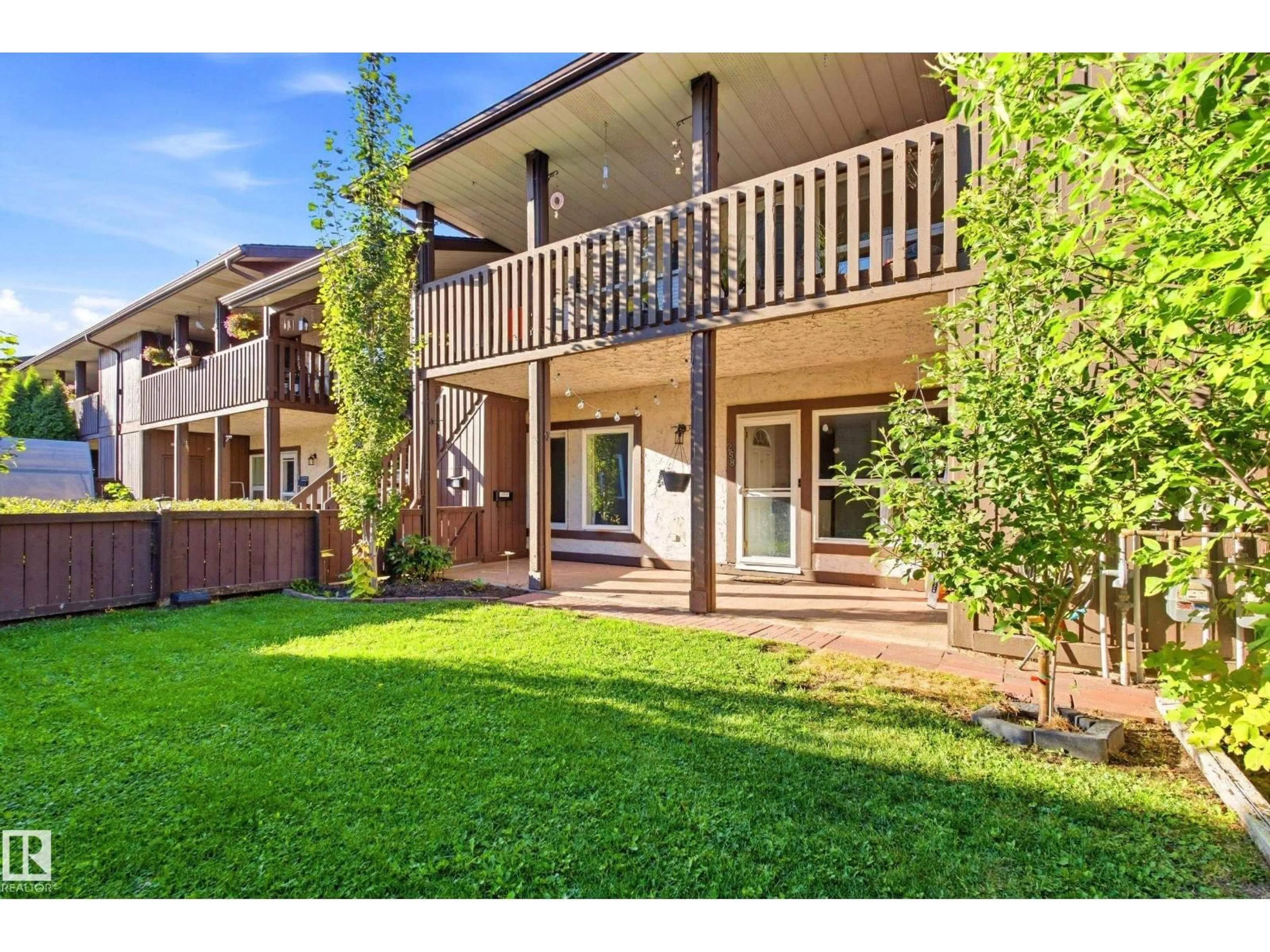 A pic from outside/outdoor area/front of a property/back of a property/a pic from drone, street for 258 SURREY GARDENS, Edmonton Alberta T5T1Z3