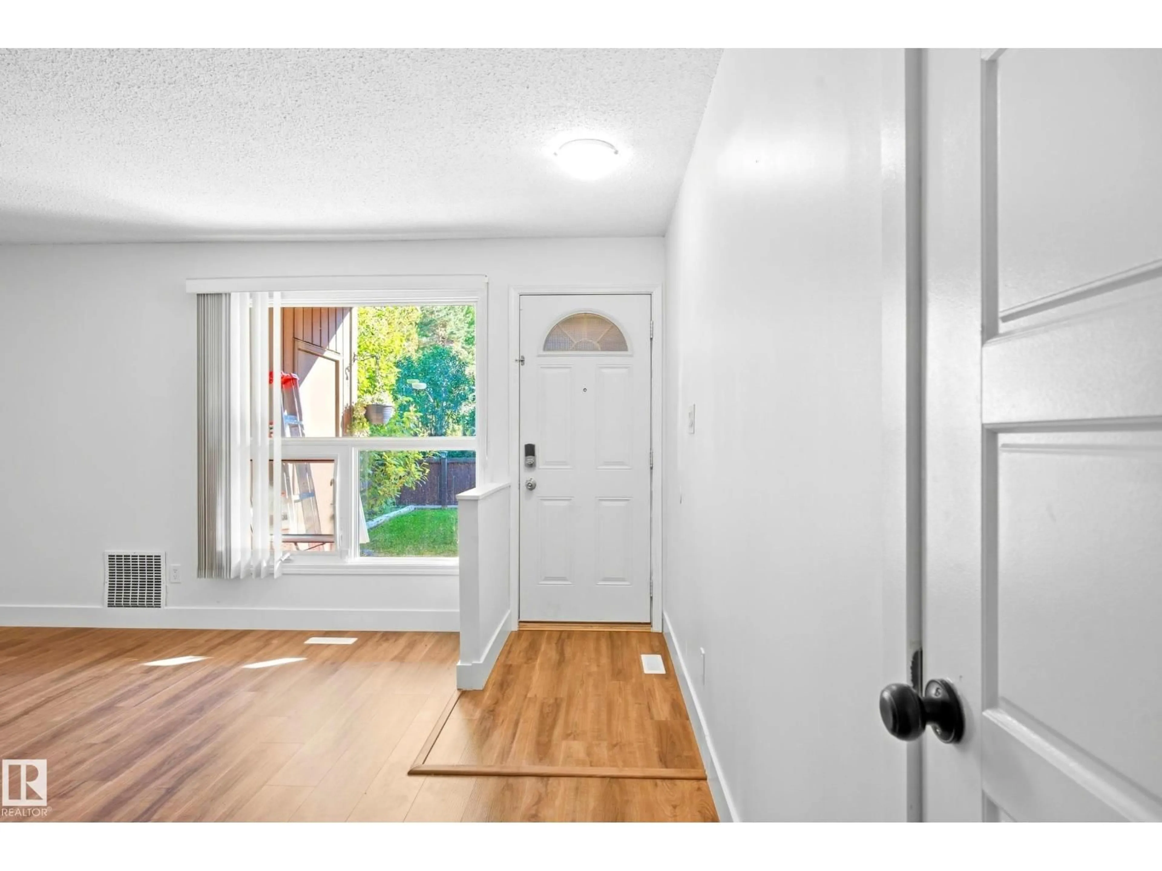 Indoor entryway for 258 SURREY GARDENS, Edmonton Alberta T5T1Z3