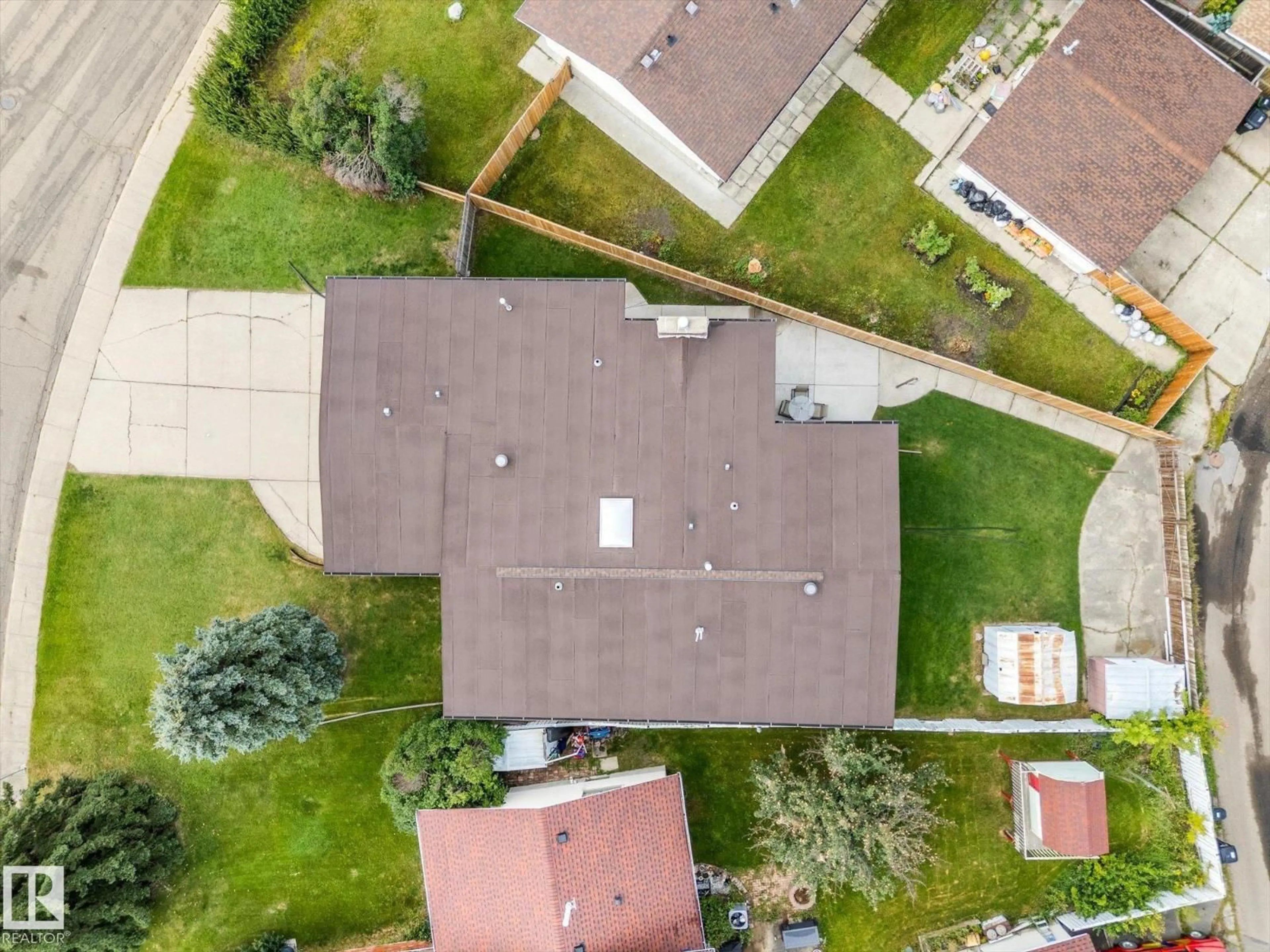 A pic from outside/outdoor area/front of a property/back of a property/a pic from drone, unknown for 9504 139 AV, Edmonton Alberta T5E5Z8