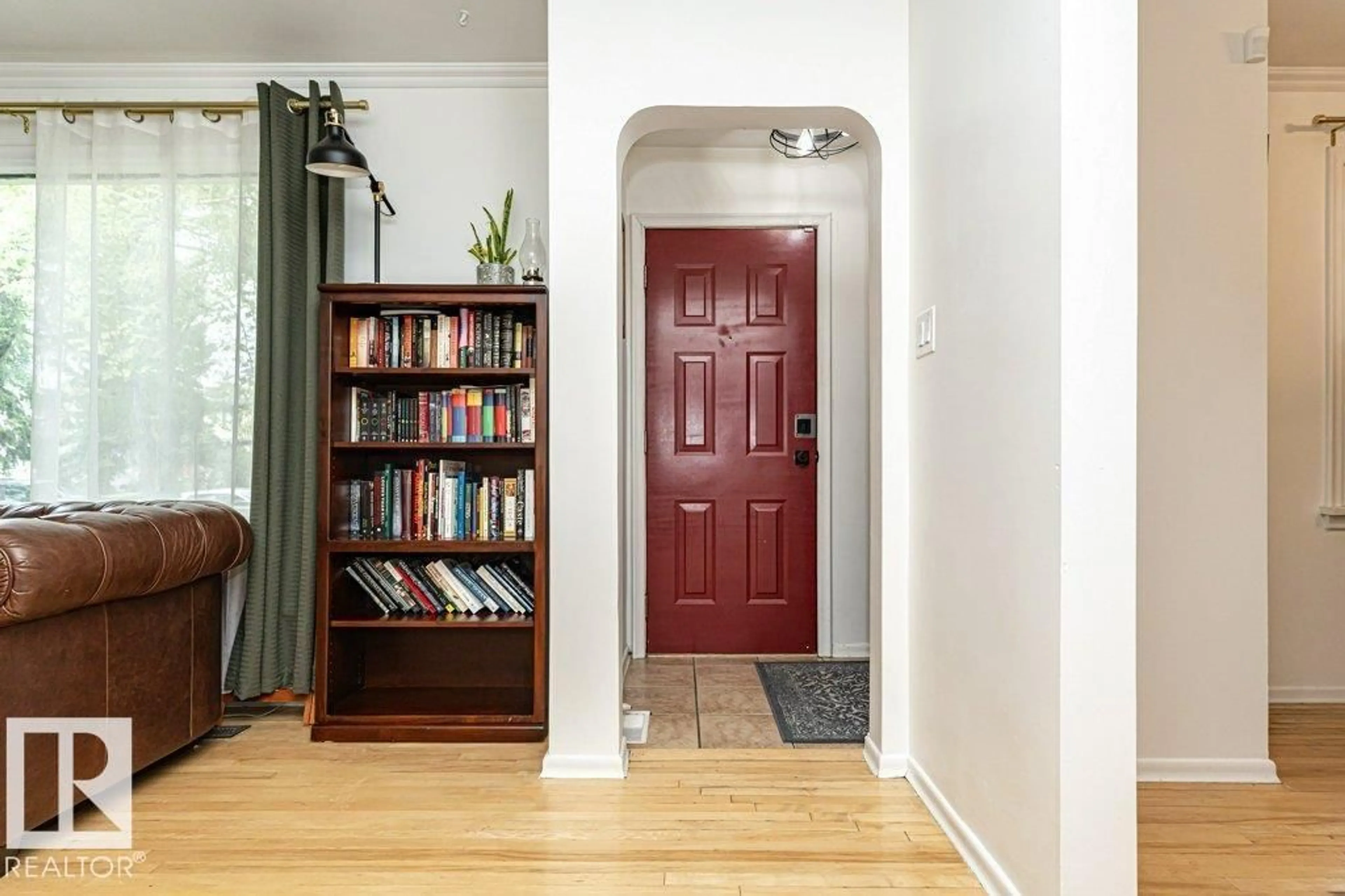 Indoor entryway for 10507 67 AV, Edmonton Alberta T6H1Z4