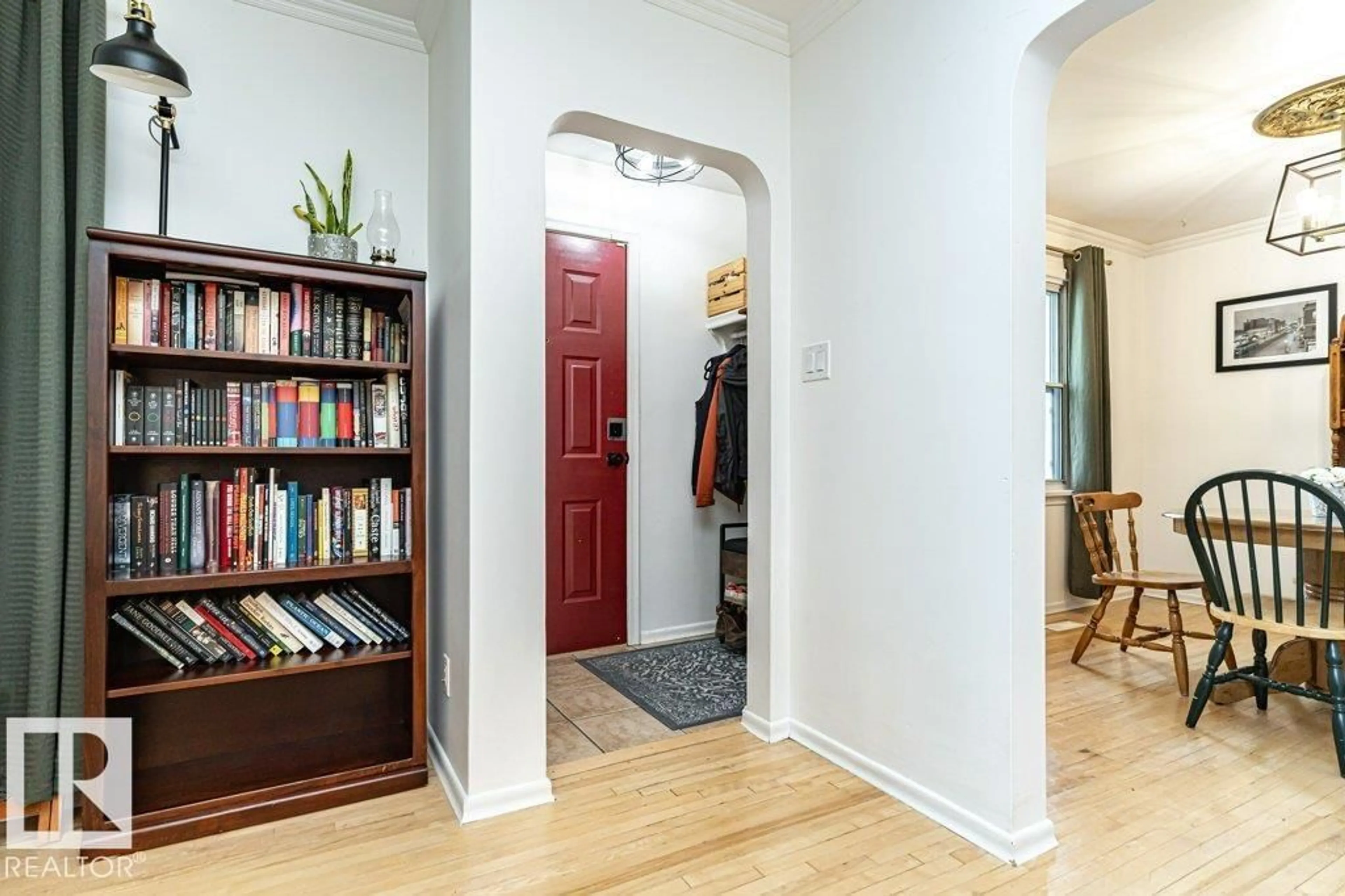 Indoor entryway for 10507 67 AV, Edmonton Alberta T6H1Z4
