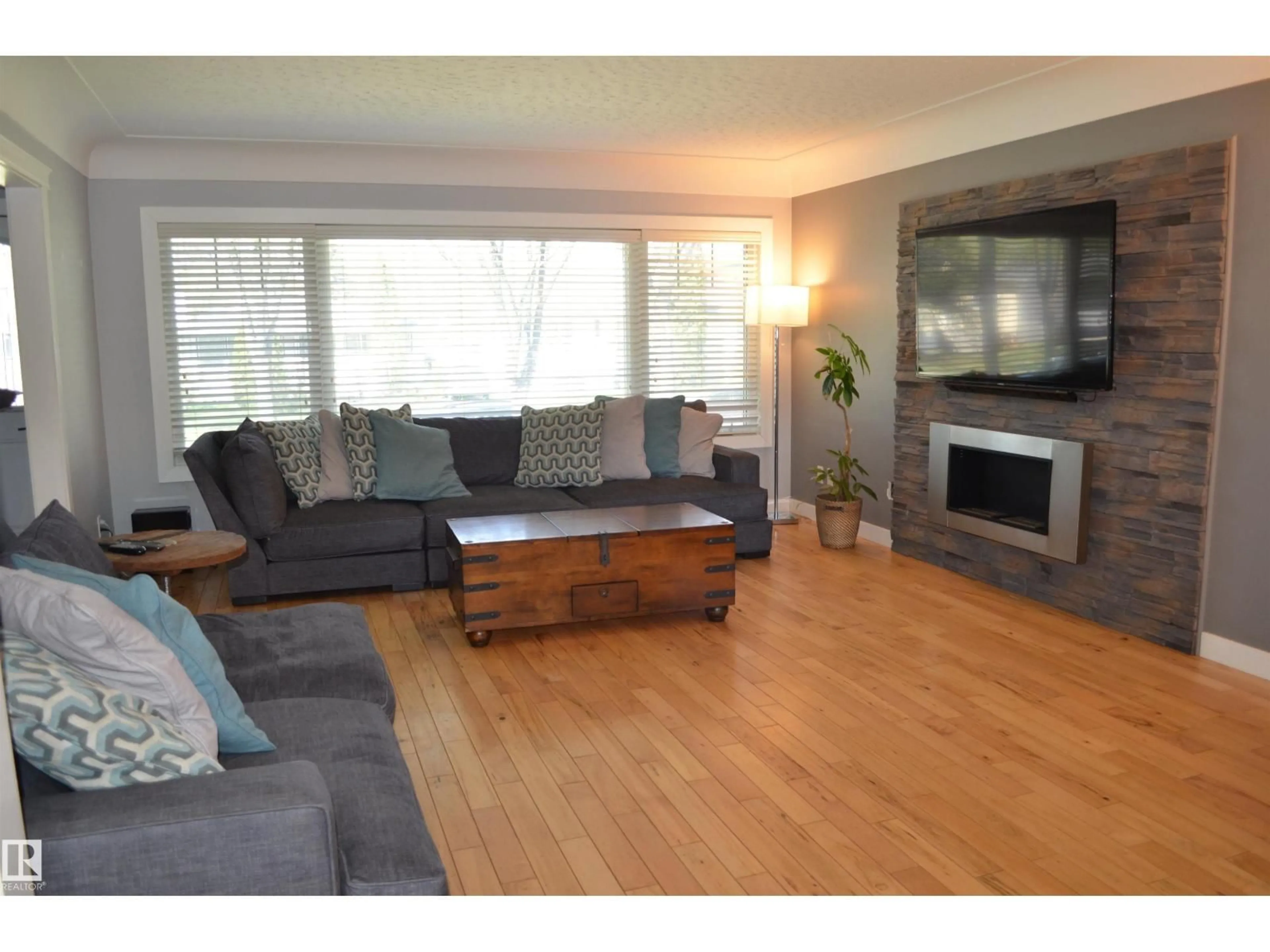 Living room with furniture, wood/laminate floor for NW - 10527 81 ST, Edmonton Alberta T6A3L3