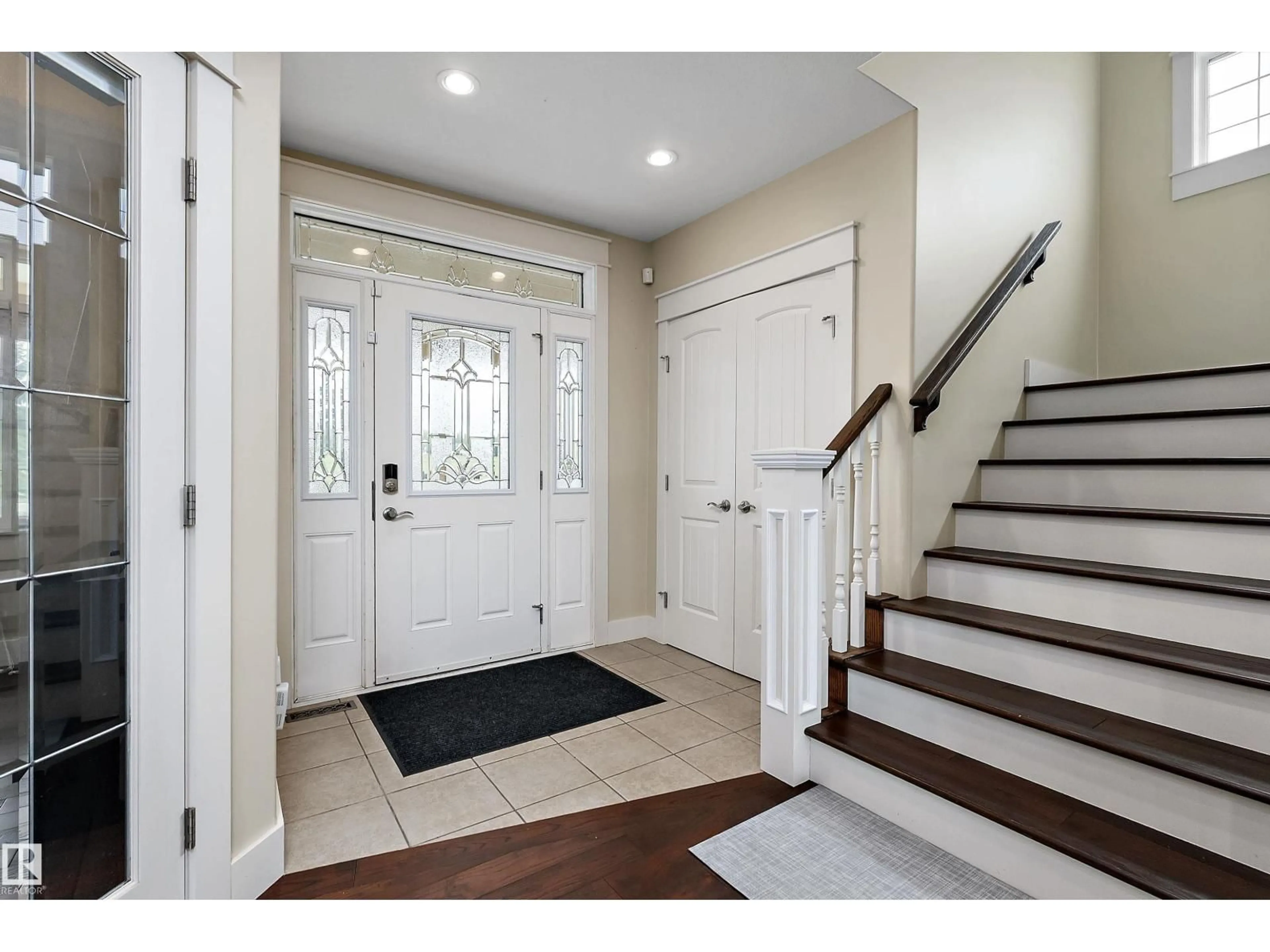 Indoor entryway for 36 SUNSET HARBOUR, Rural Wetaskiwin County Alberta T0C2V0