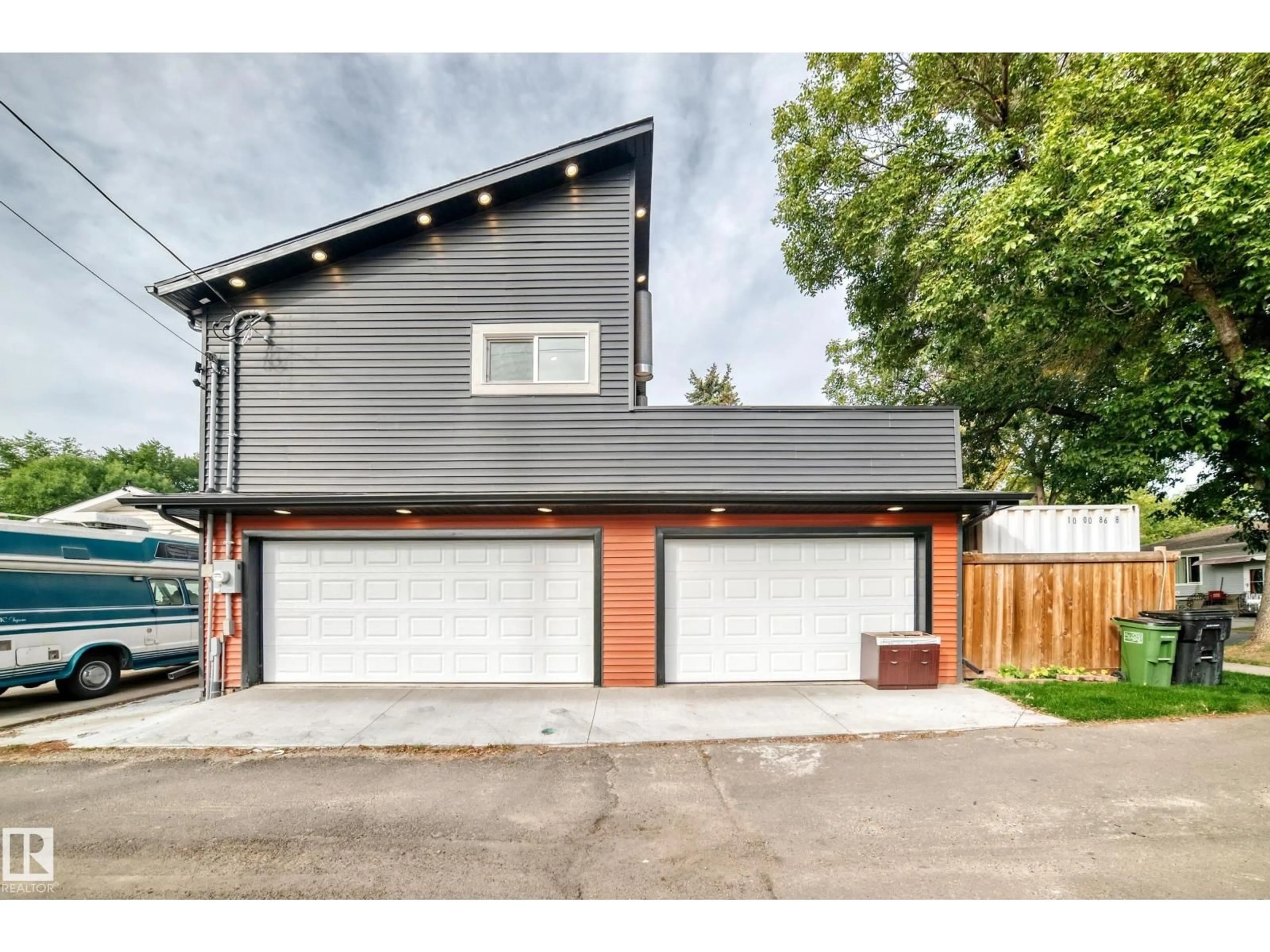 Indoor garage for 12045 64 ST, Edmonton Alberta T5W4J5