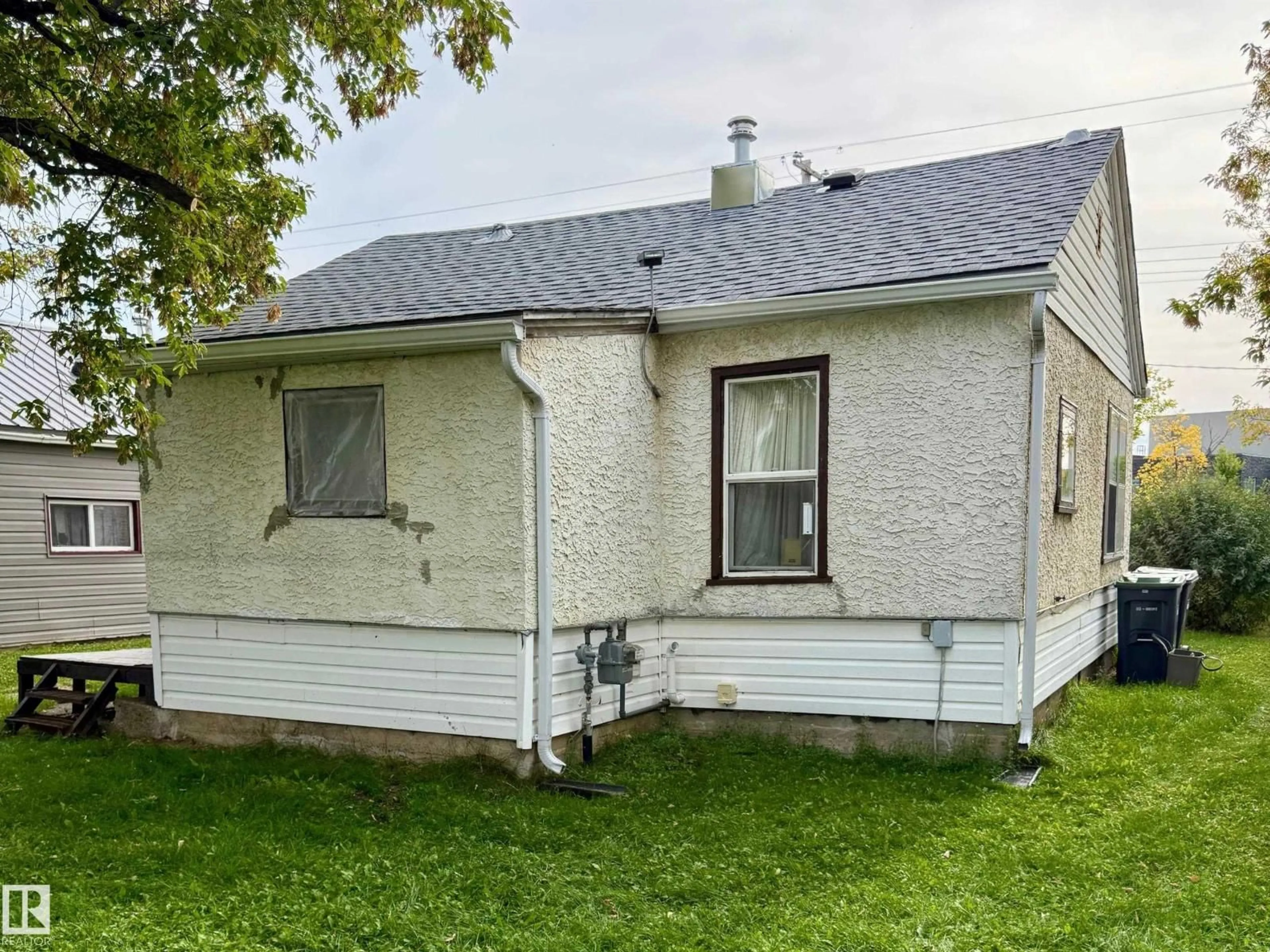 Home with vinyl exterior material, street for 806 16 AV, Cold Lake Alberta T9M1L2