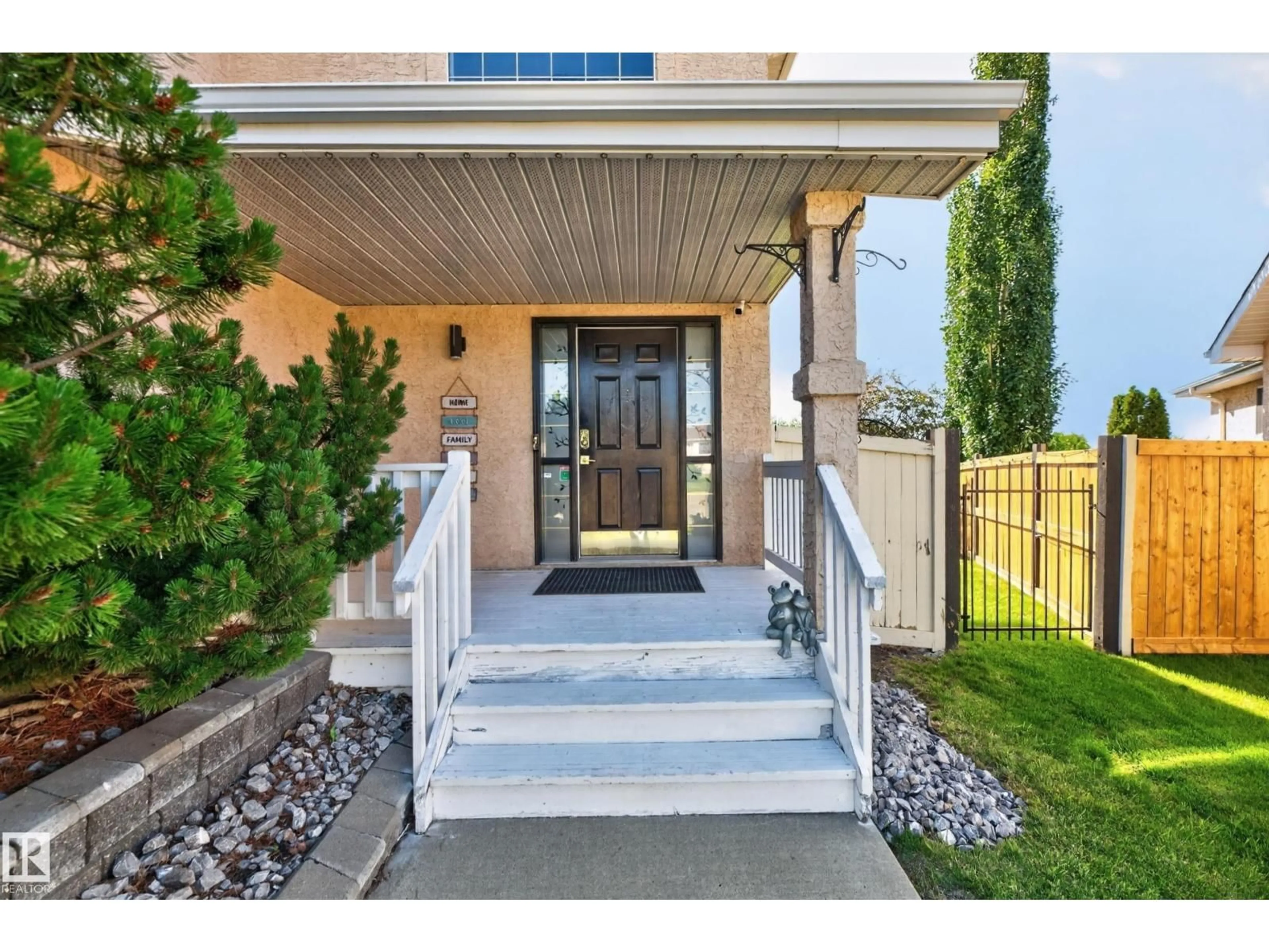 Indoor entryway for 251 RIVER PT, Edmonton Alberta T5A4Z2