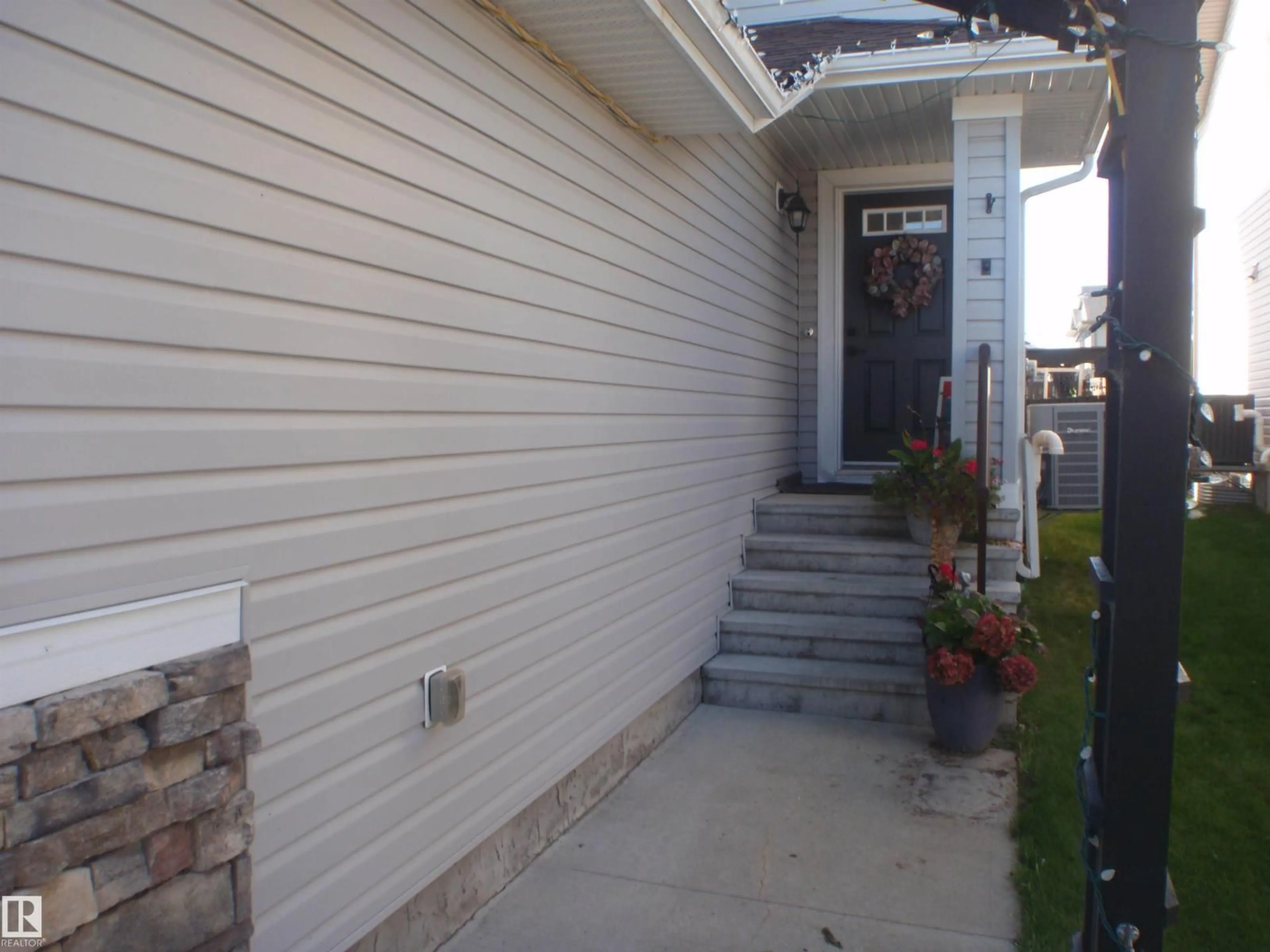 Home with vinyl exterior material, street for 19 HALLADAY BV, Spruce Grove Alberta T7X0P5