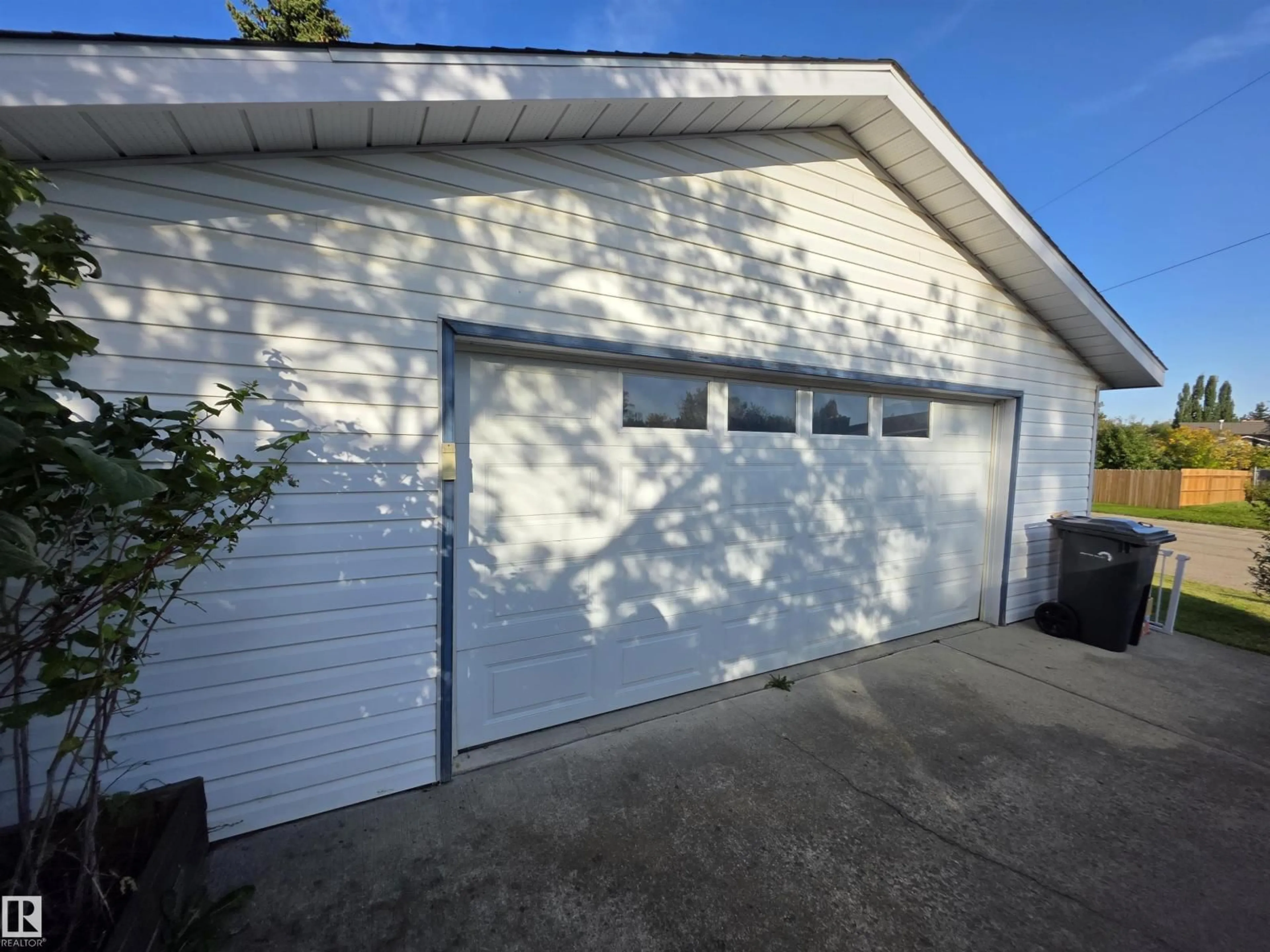 Indoor garage for 4804 55 AV, Drayton Valley Alberta T7A1B5