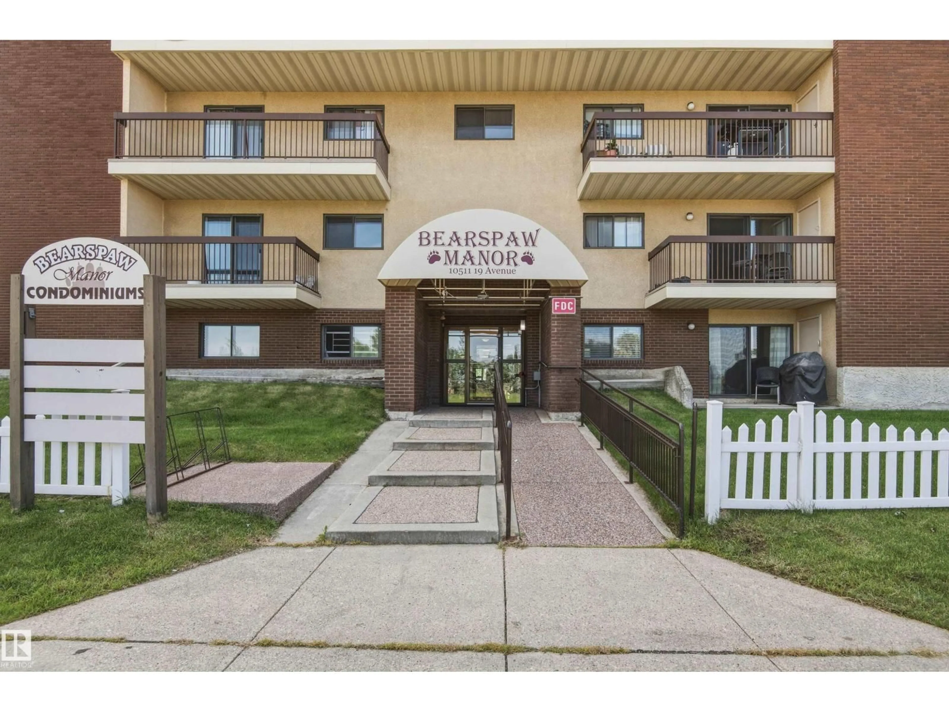 Indoor foyer for 10511 19 AV, Edmonton Alberta T6J5S8