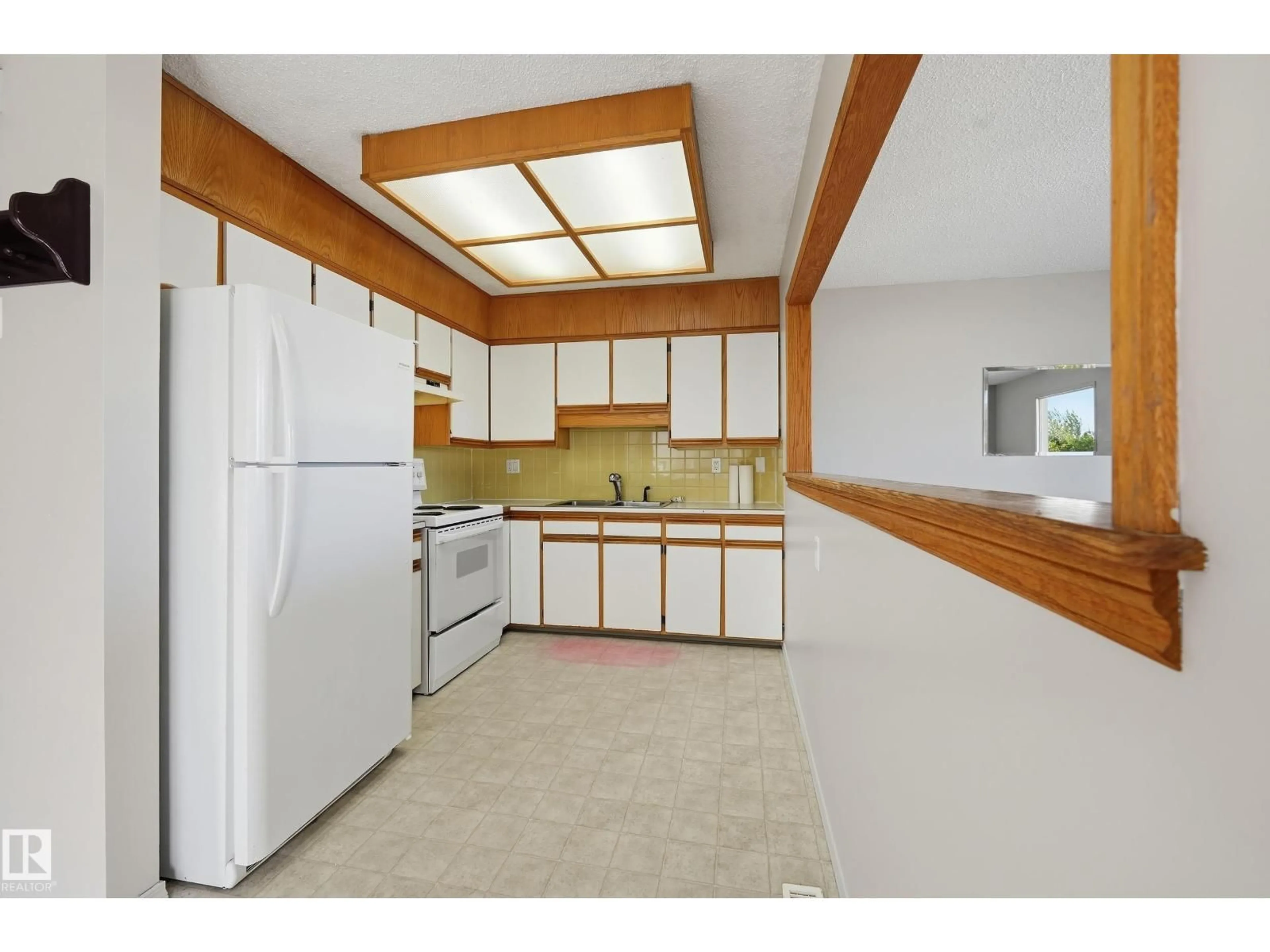 Standard kitchen, unknown for 13210 39A ST, Edmonton Alberta T5A3J5