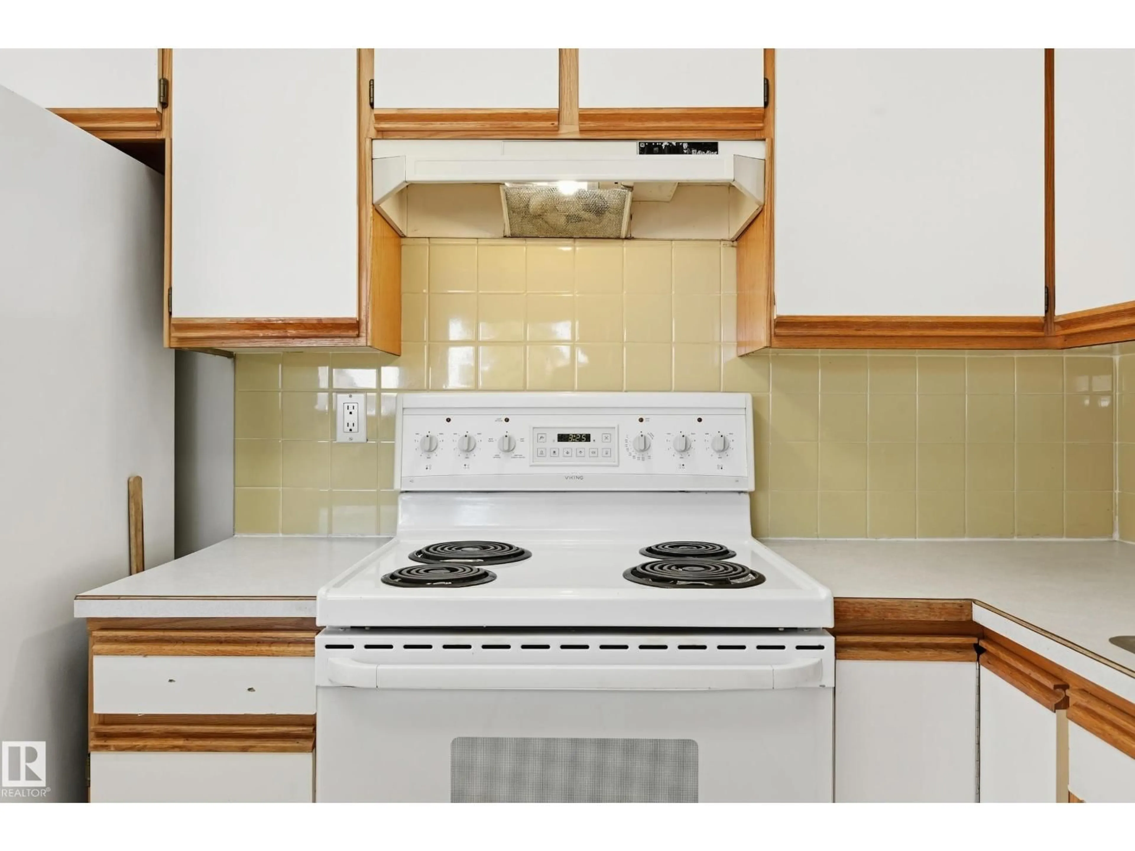 Standard kitchen, ceramic/tile floor for 13210 39A ST, Edmonton Alberta T5A3J5