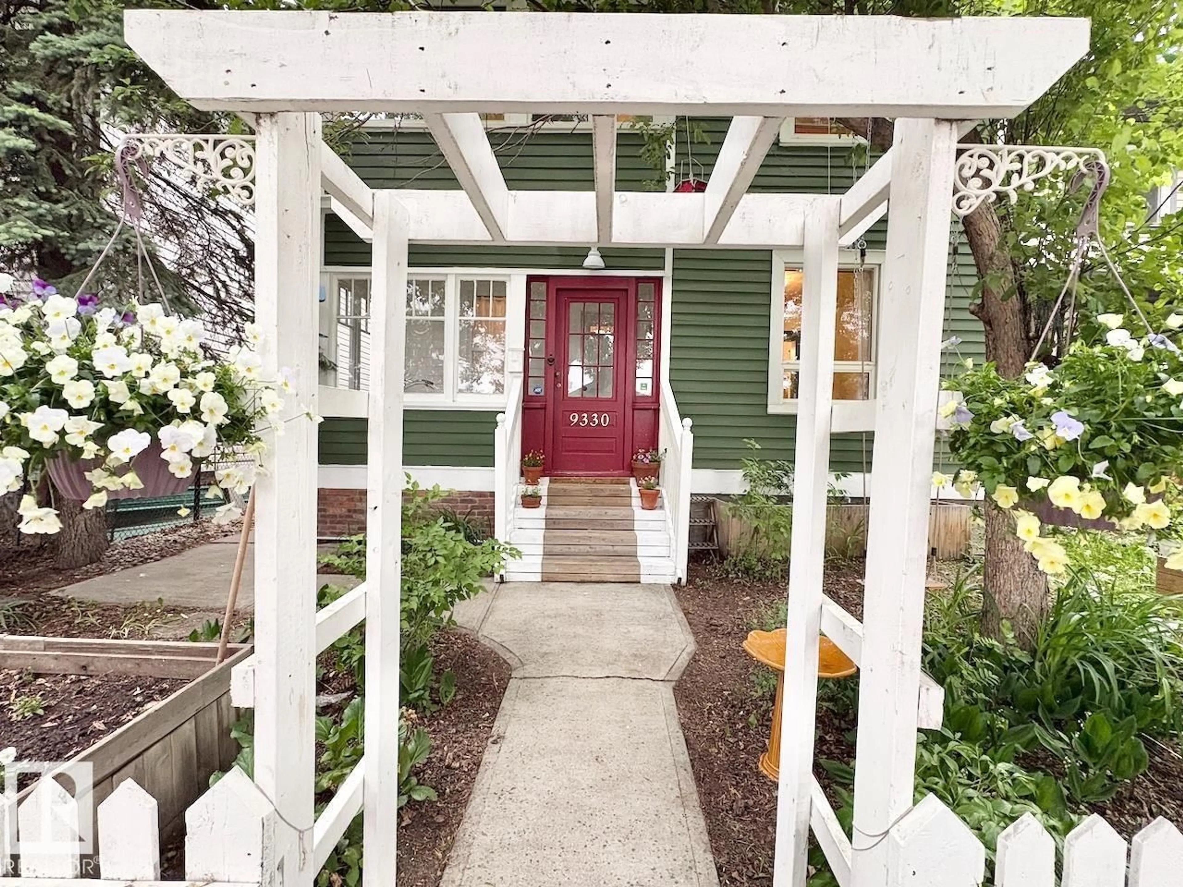 Indoor entryway for NW - 9330 107 AV, Edmonton Alberta T5H0T5