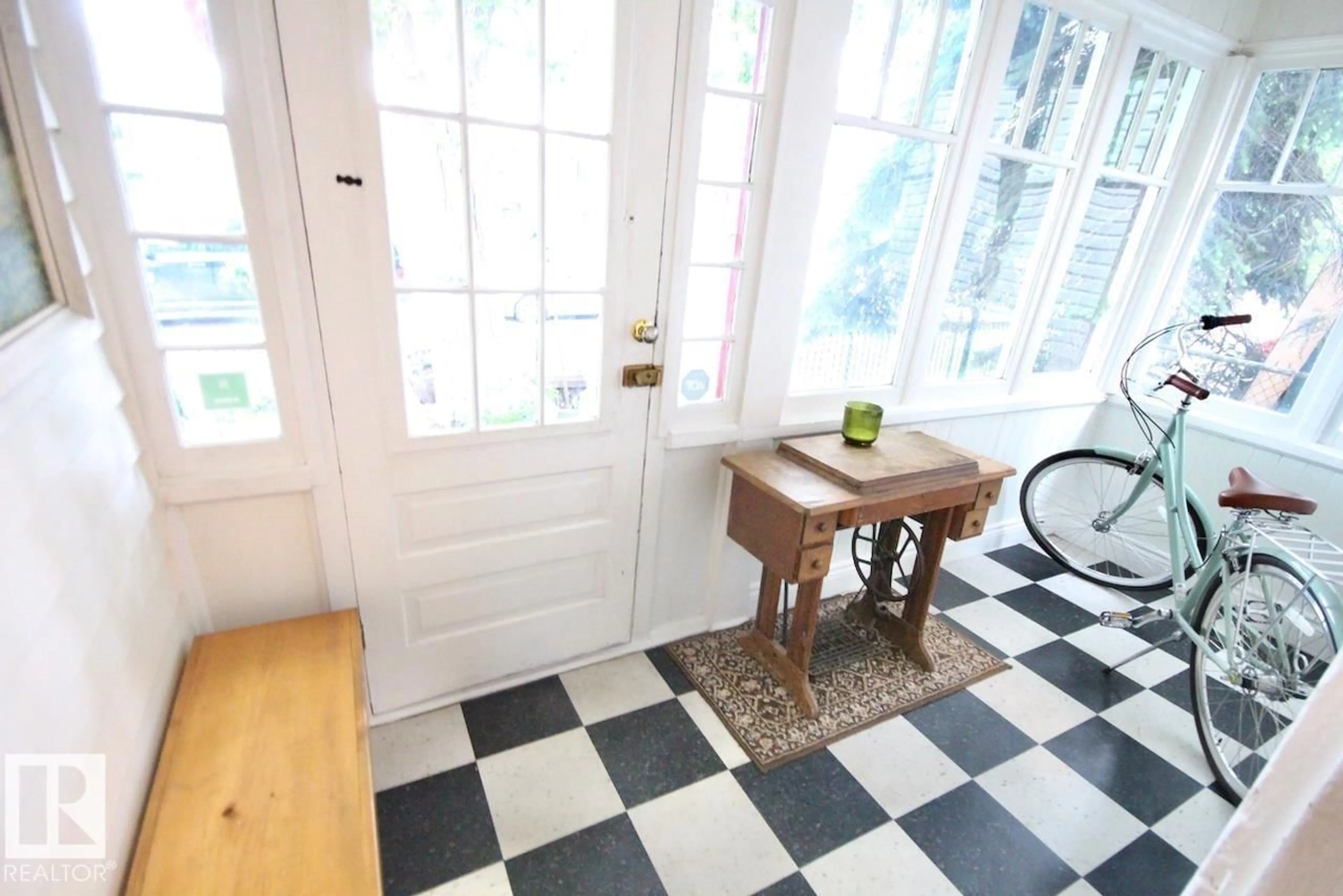 Indoor entryway for NW - 9330 107 AV, Edmonton Alberta T5H0T5