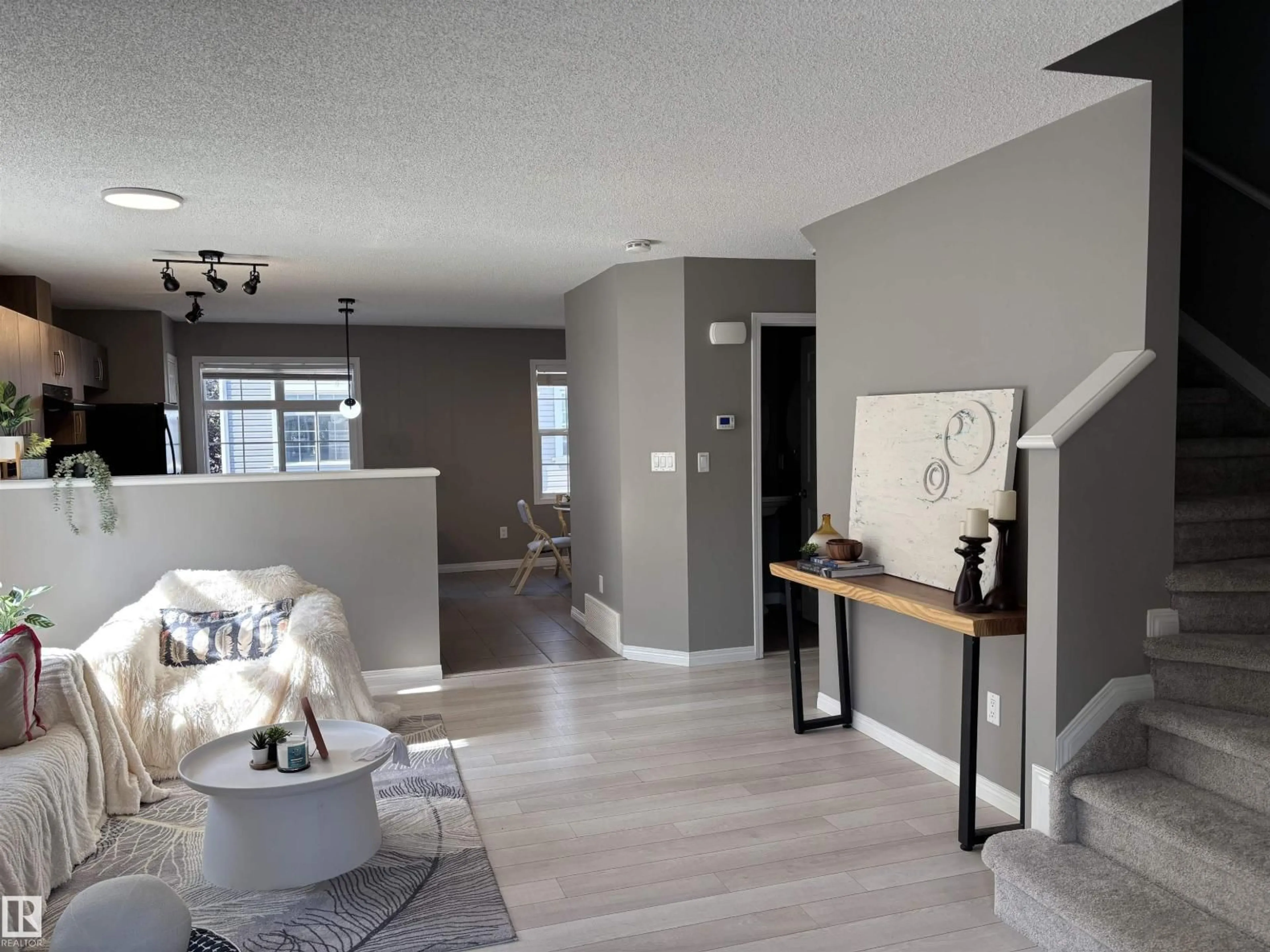 Indoor entryway for 9151 - 49 SHAW WY, Edmonton Alberta T6X1W7
