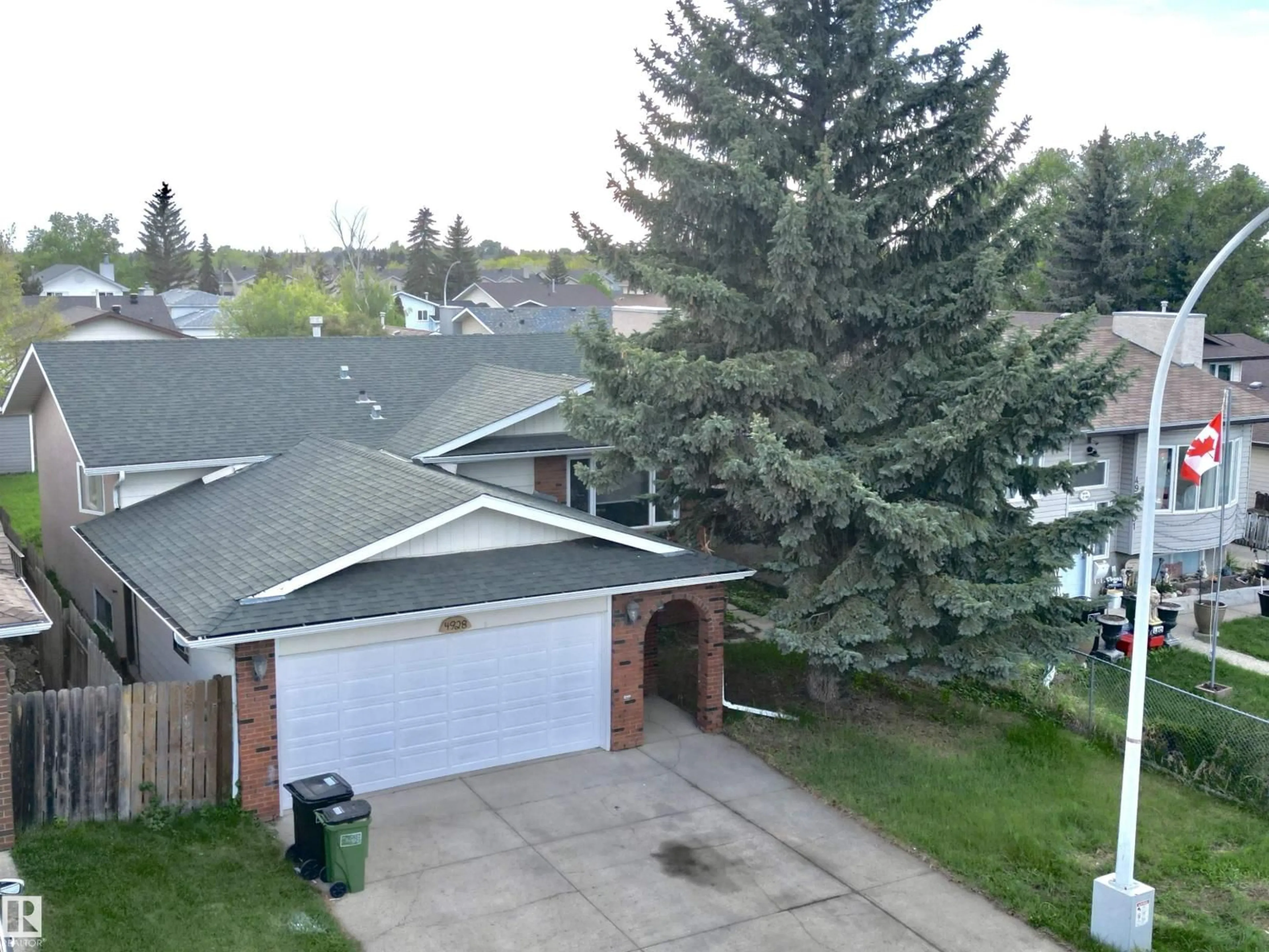 A pic from outside/outdoor area/front of a property/back of a property/a pic from drone, unknown for 4928 31 AV, Edmonton Alberta T6L5H6