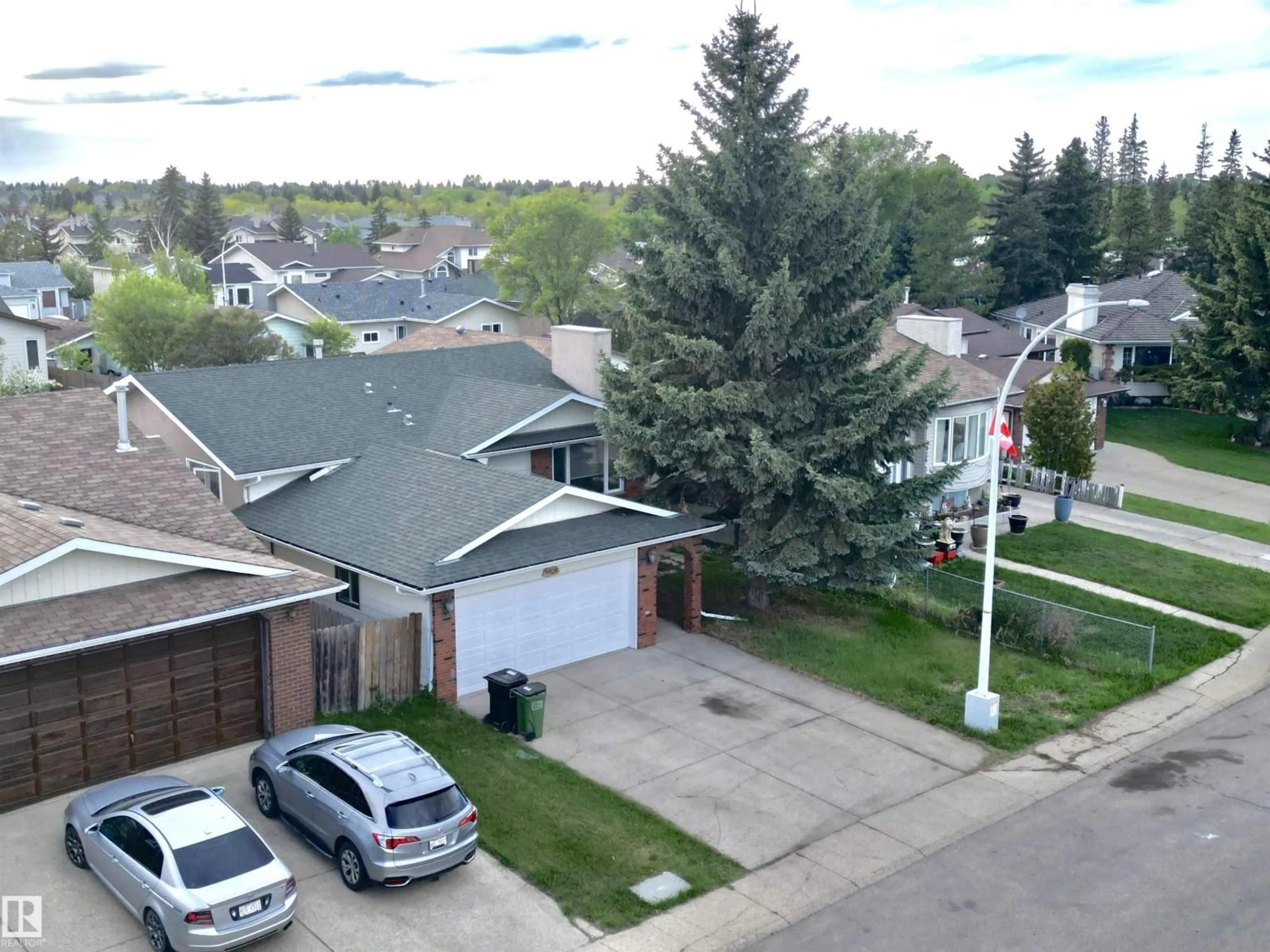 A pic from outside/outdoor area/front of a property/back of a property/a pic from drone, street for 4928 31 AV, Edmonton Alberta T6L5H6
