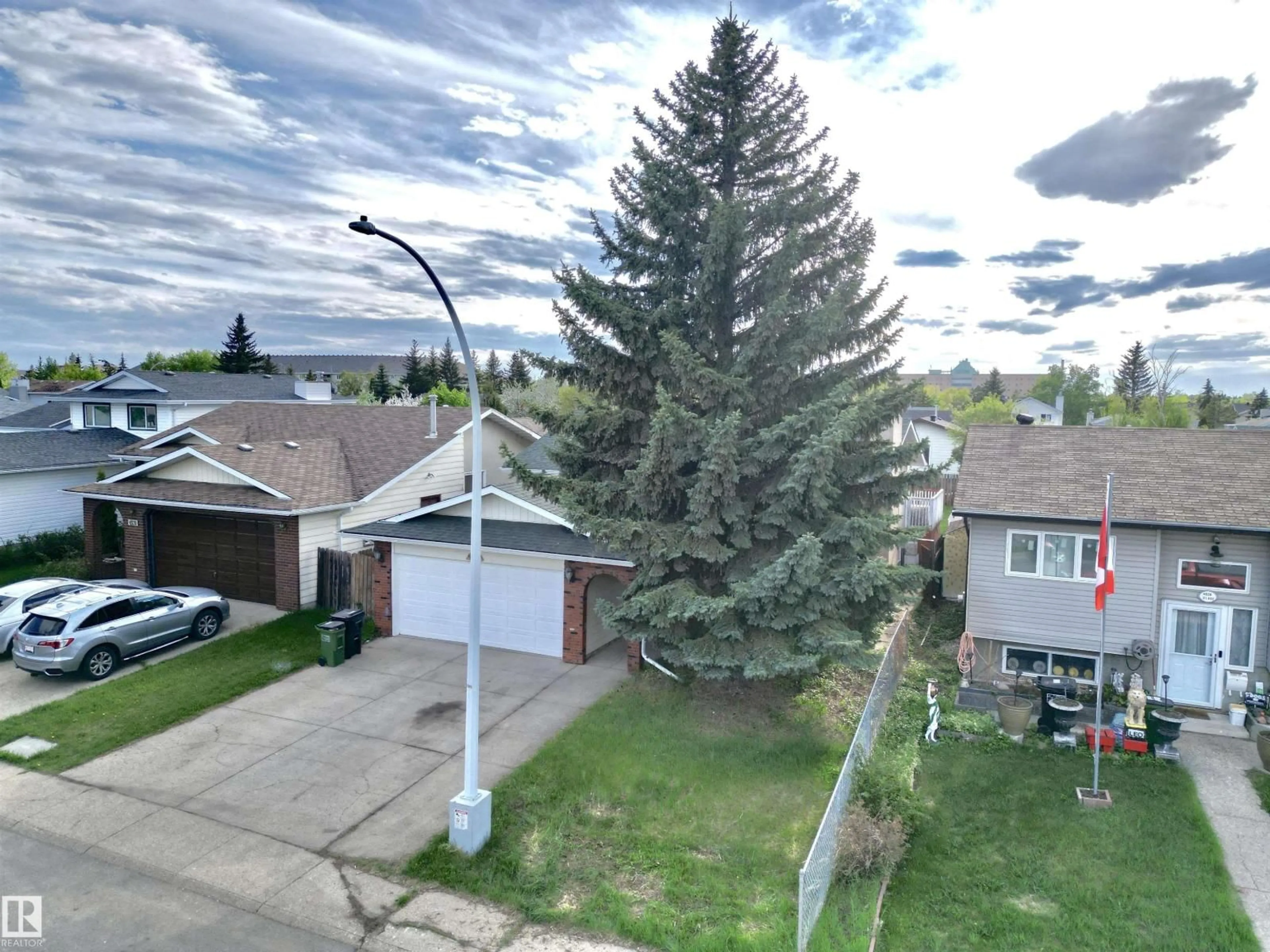 A pic from outside/outdoor area/front of a property/back of a property/a pic from drone, street for 4928 31 AV, Edmonton Alberta T6L5H6