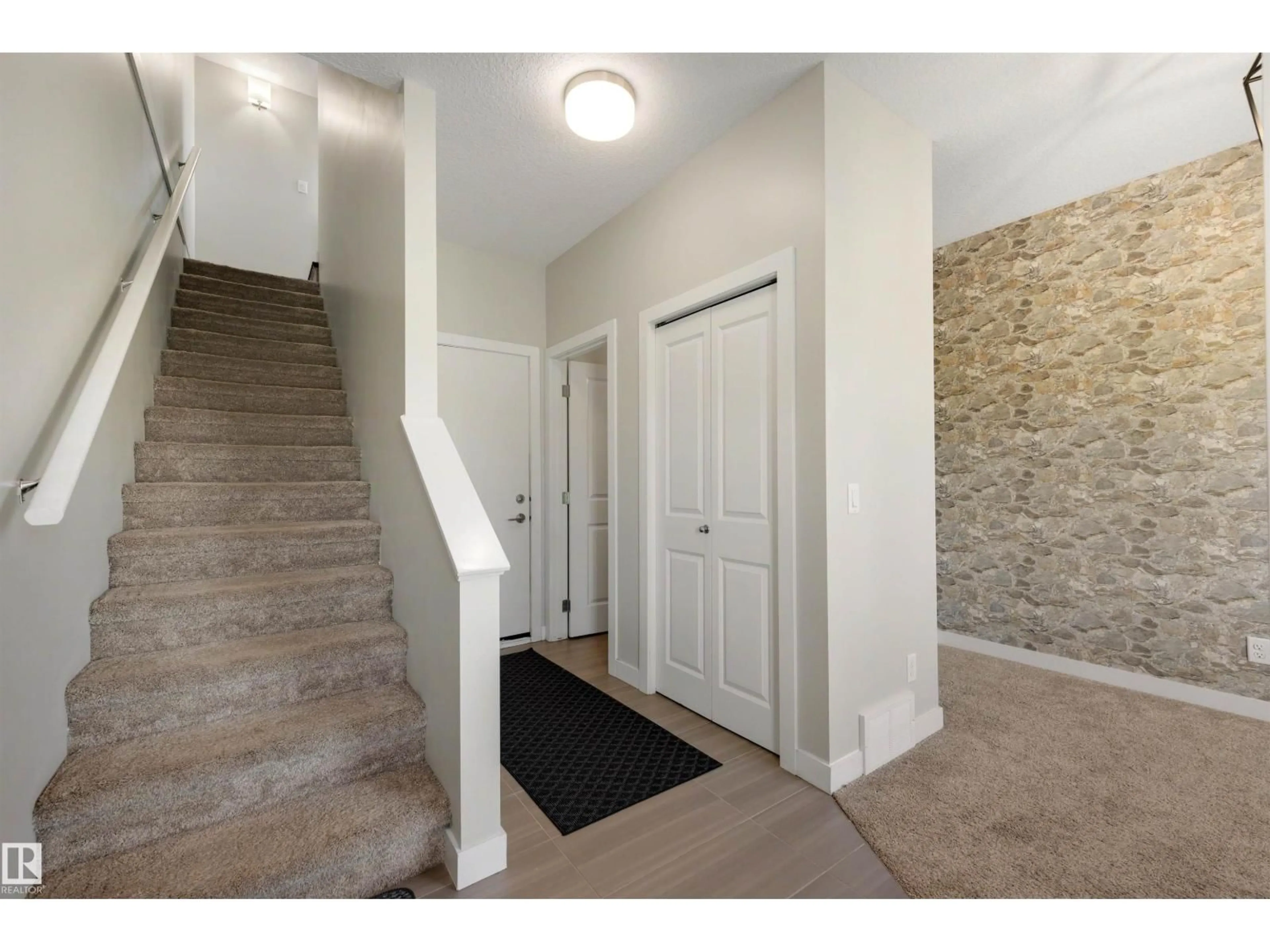 Indoor entryway for 1636 KERR RD, Edmonton Alberta T5E6W3