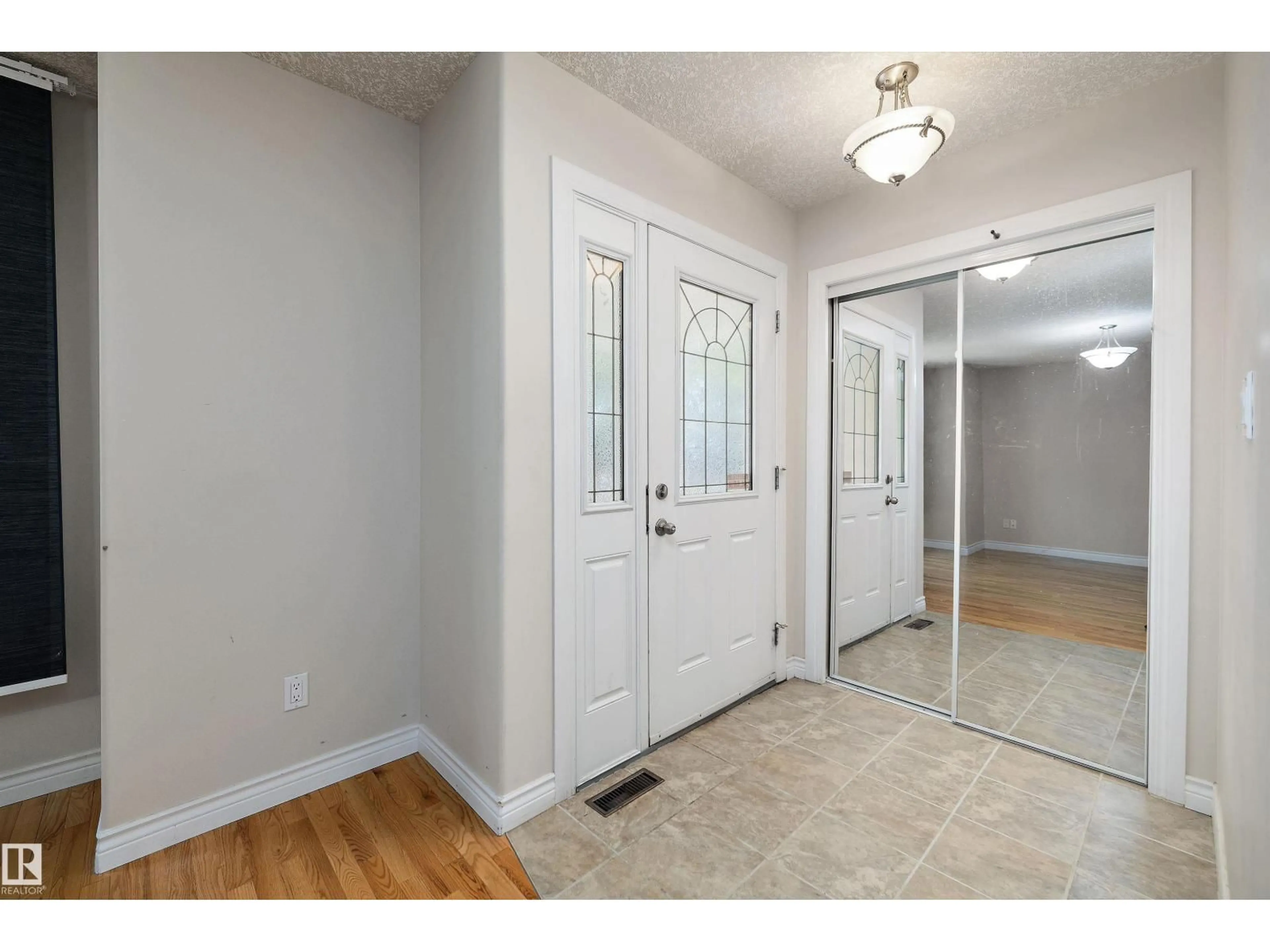 Indoor entryway for 12132 92 ST, Edmonton Alberta T5G1B2