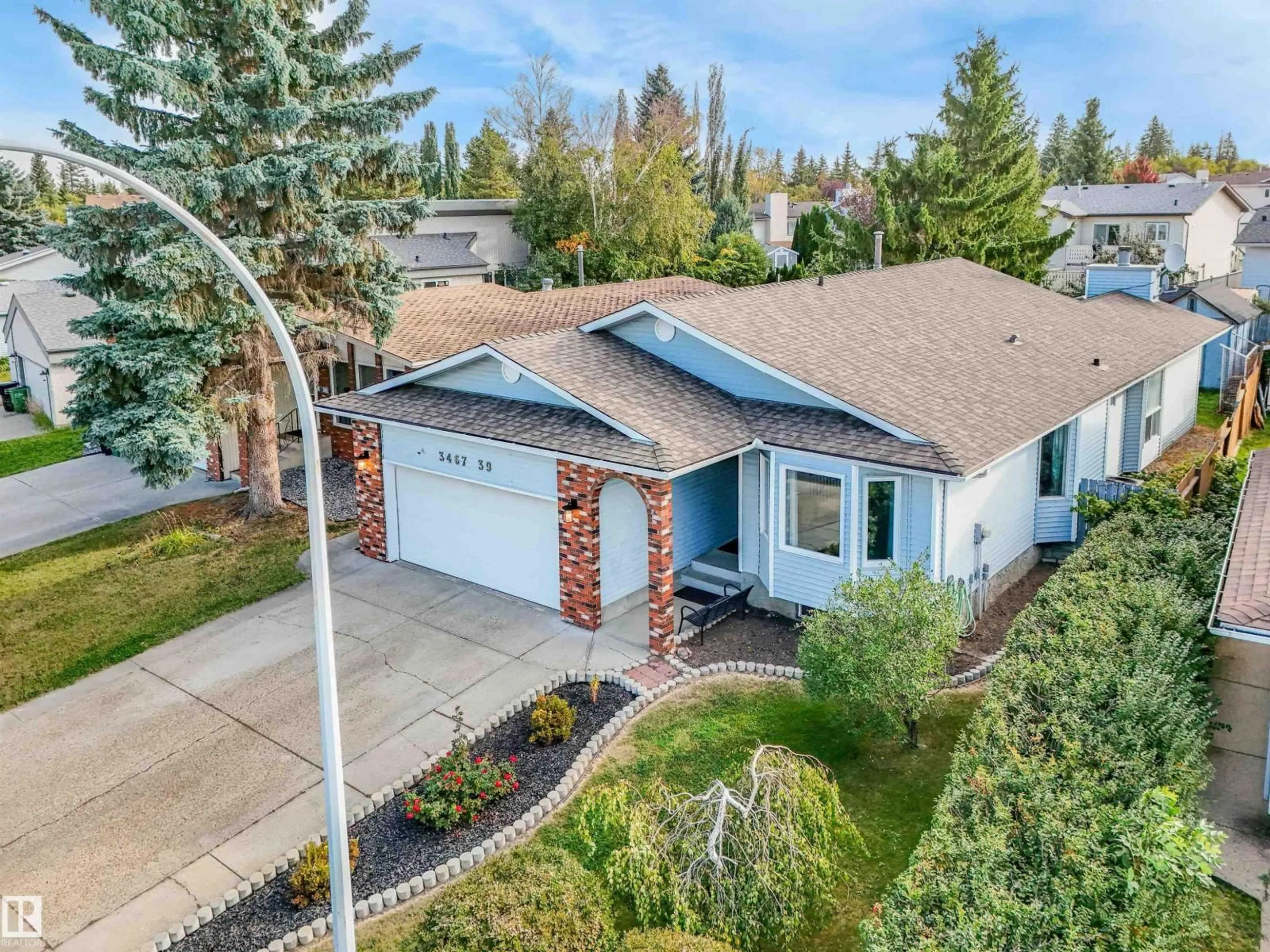 A pic from outside/outdoor area/front of a property/back of a property/a pic from drone, street for 3467 39 ST, Edmonton Alberta T6L3Y9