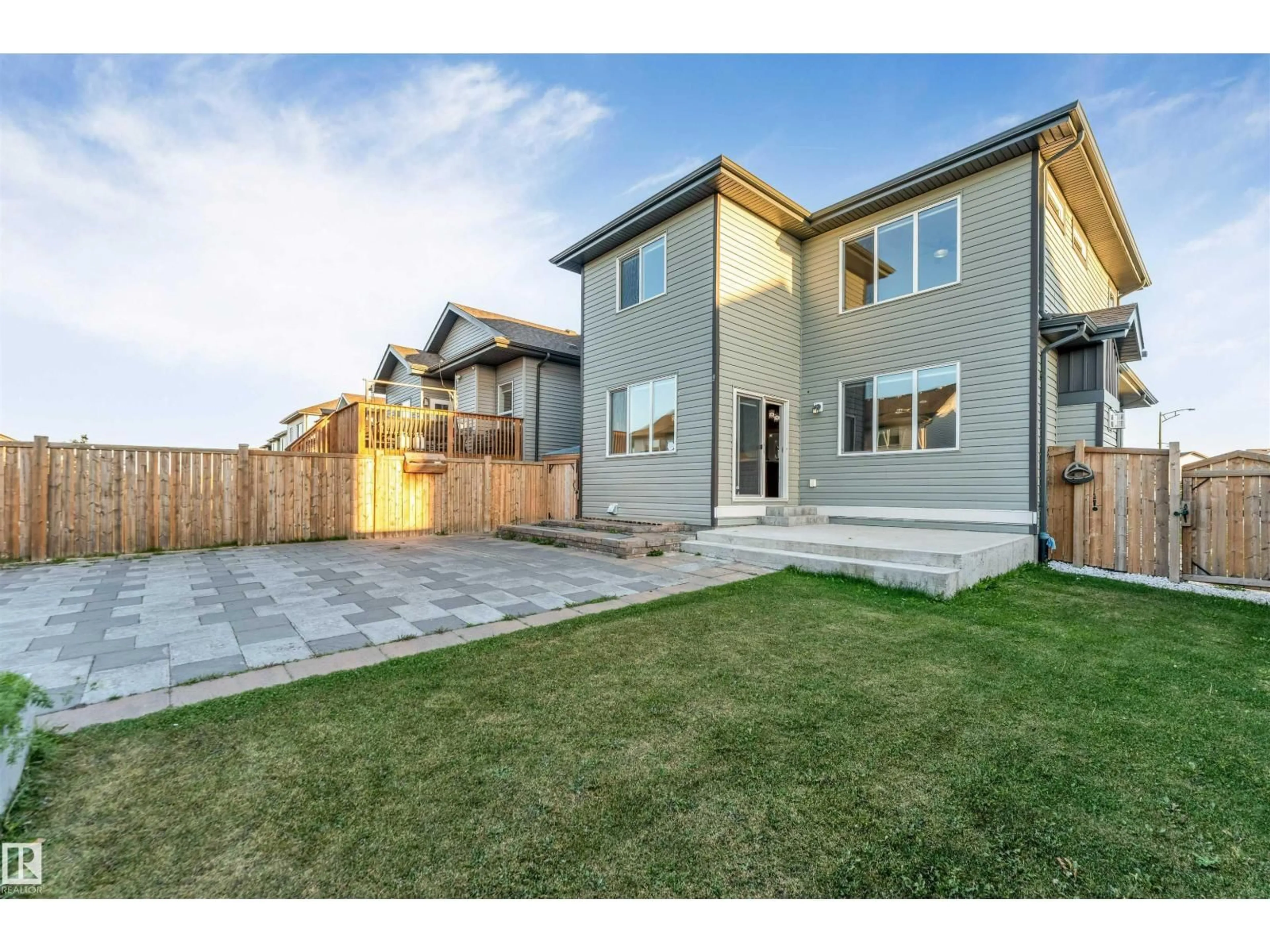 Unknown for 1264 25 AV, Edmonton Alberta T6T2E5