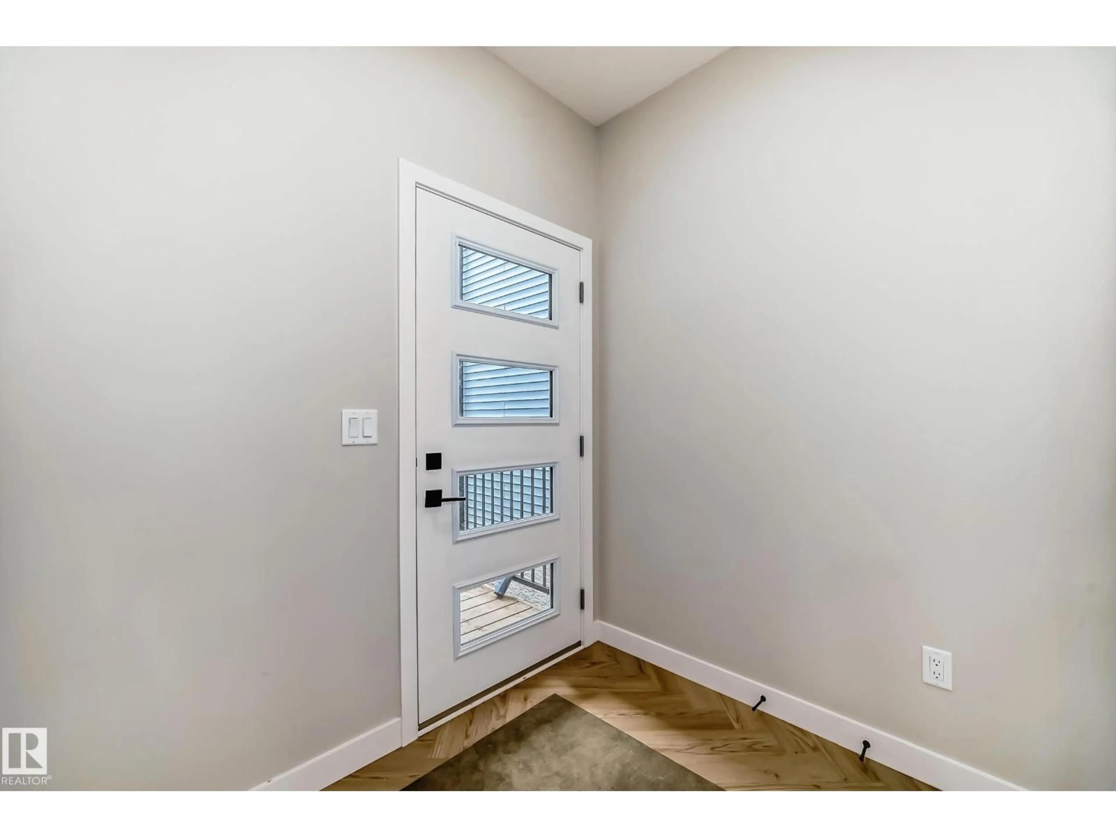 Indoor entryway for 2617 62 ST, Edmonton Alberta T6X3G3