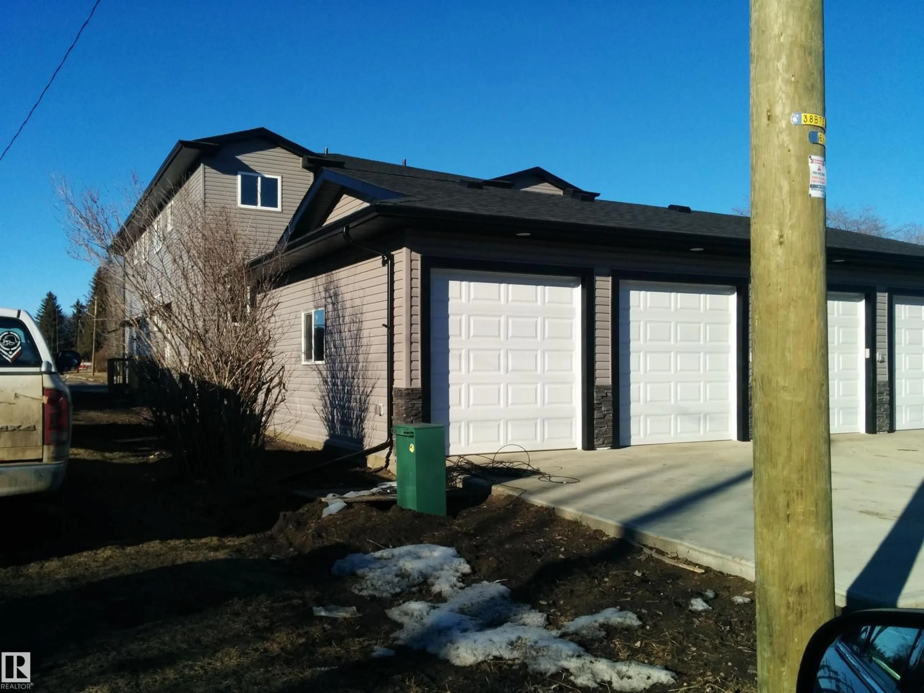 Indoor garage for 4911 50 AV, Legal Alberta T0G1L0