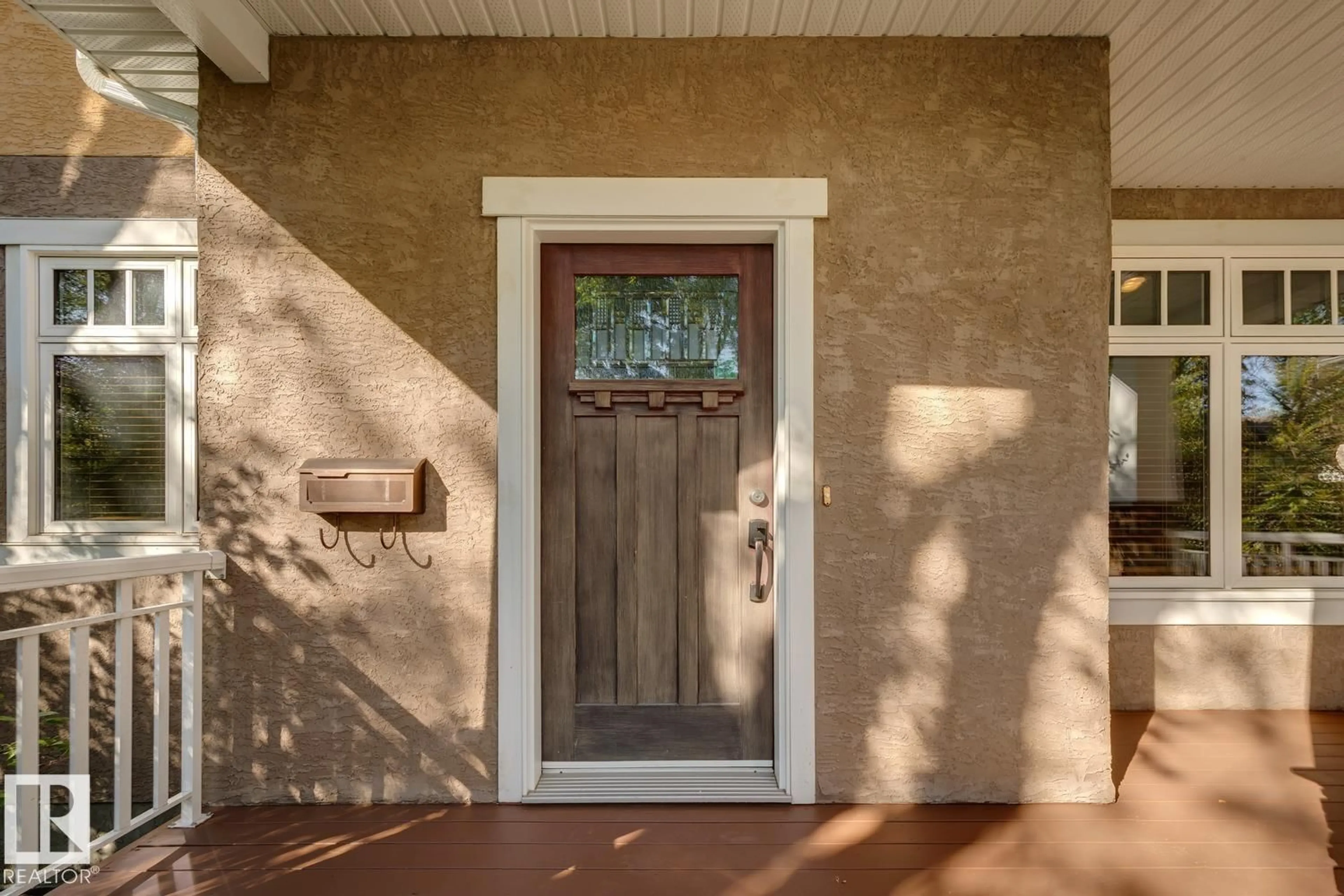 Indoor entryway for 11032 80 AV, Edmonton Alberta T6G0R3