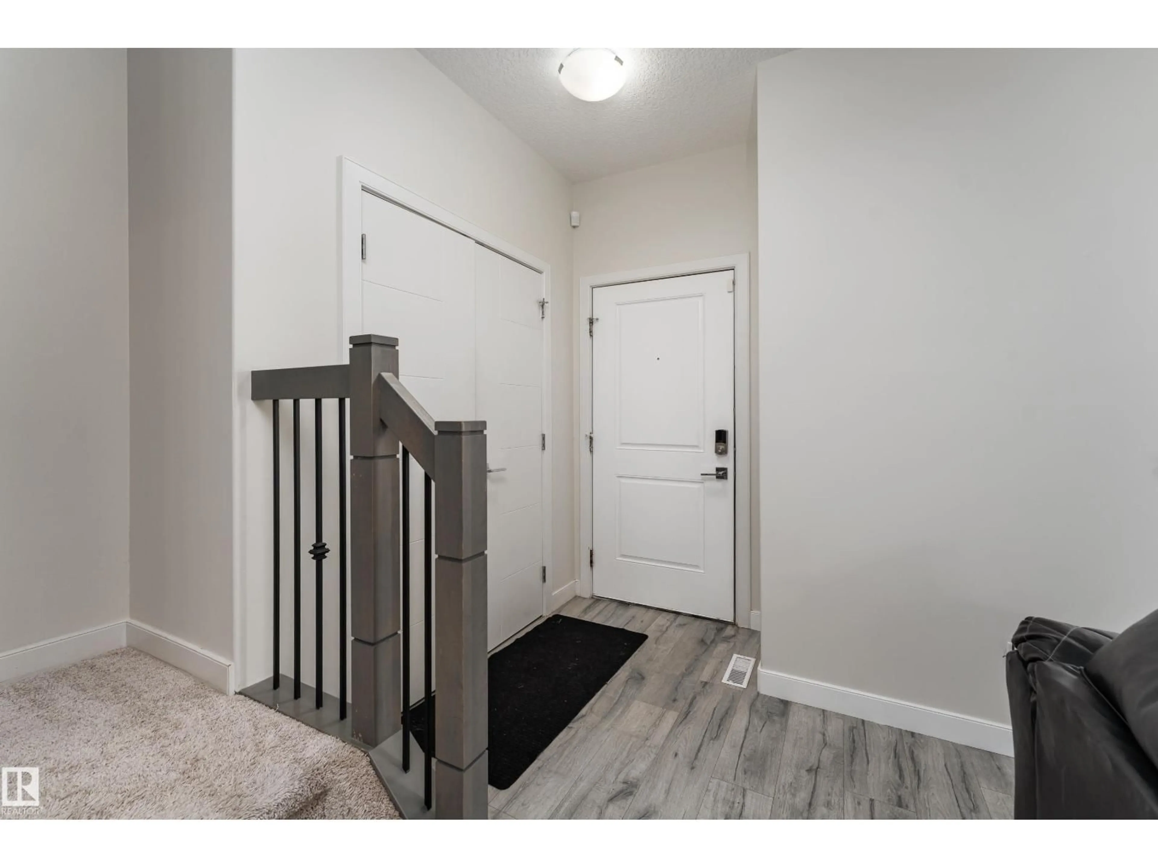 Indoor entryway for 5433 CHAPPELLE RD, Edmonton Alberta T6W2Y6