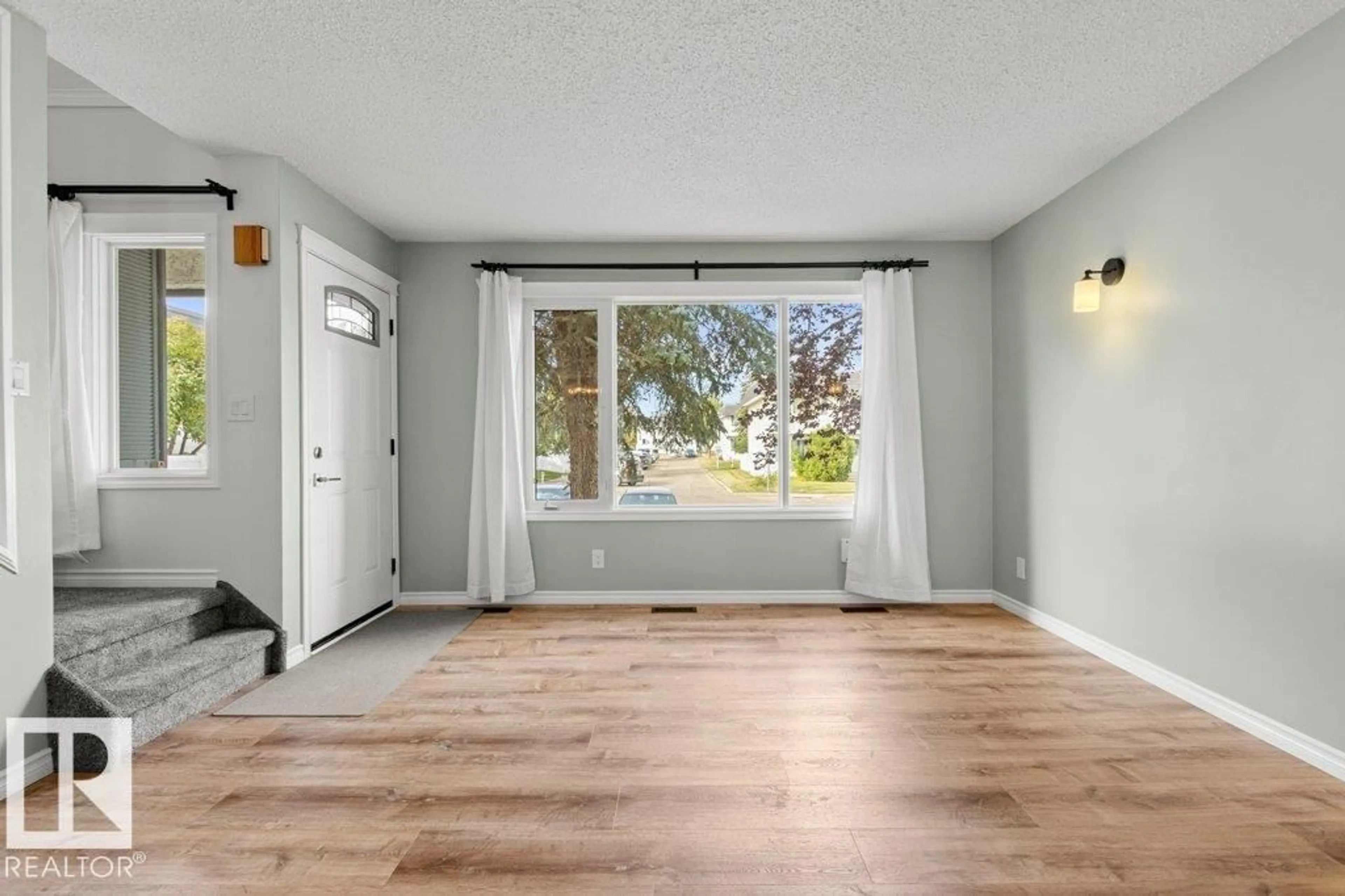 Indoor entryway for 11343 22 AV, Edmonton Alberta T6J4V8