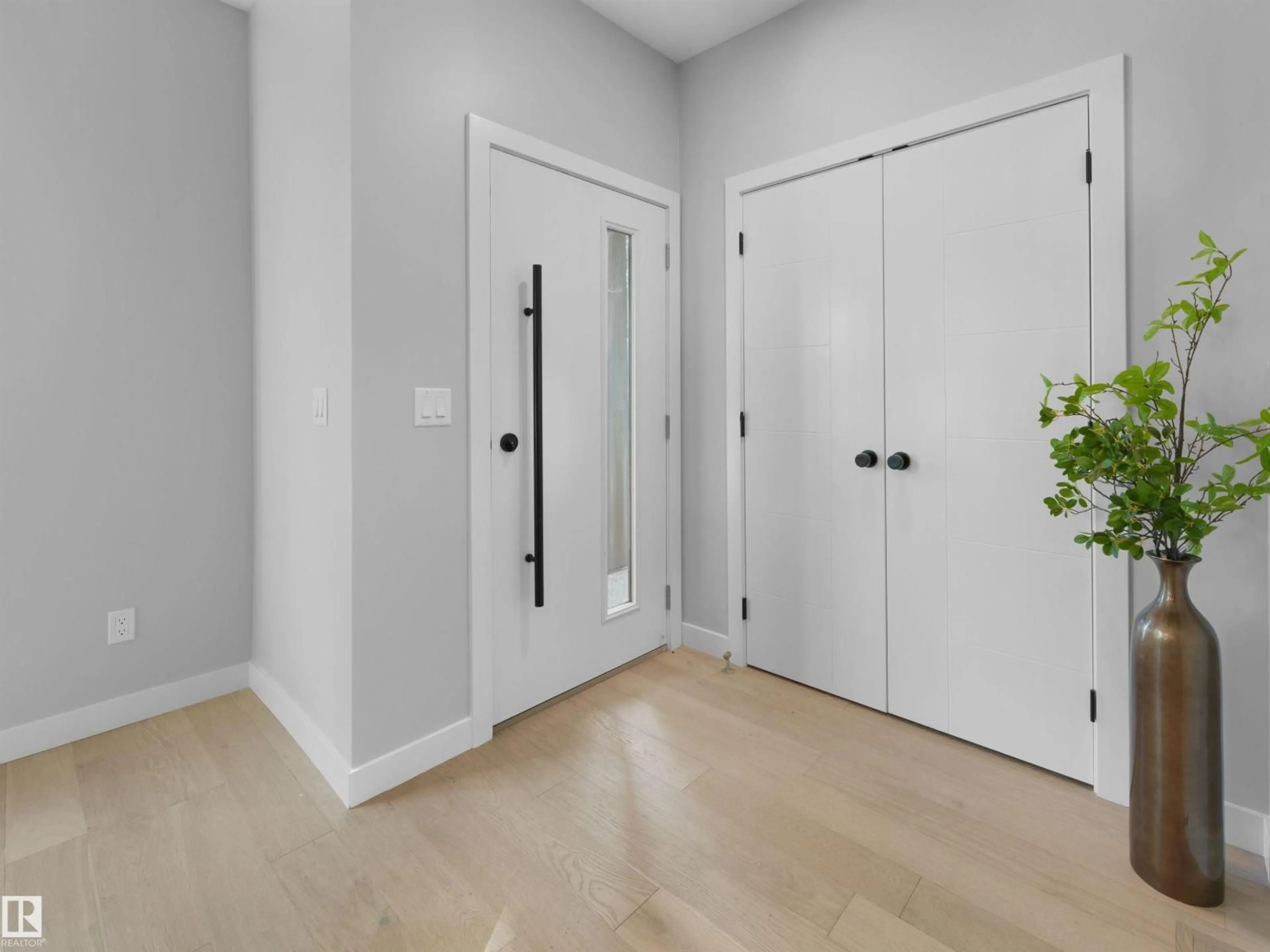 Indoor entryway for 9118 89 ST, Edmonton Alberta T6C3K9
