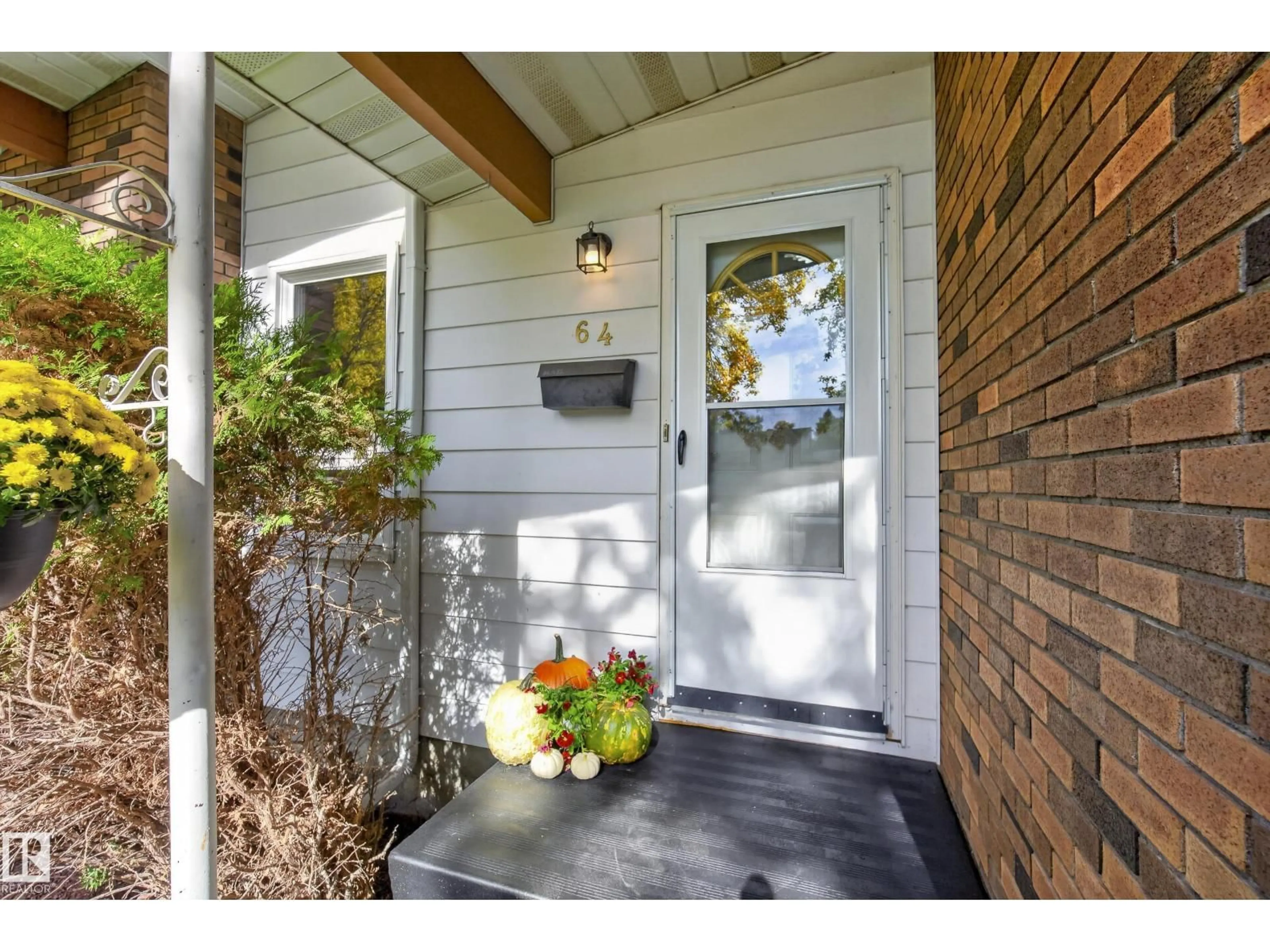 Indoor entryway for 64 LORRAINE CR, St. Albert Alberta T8N2R3