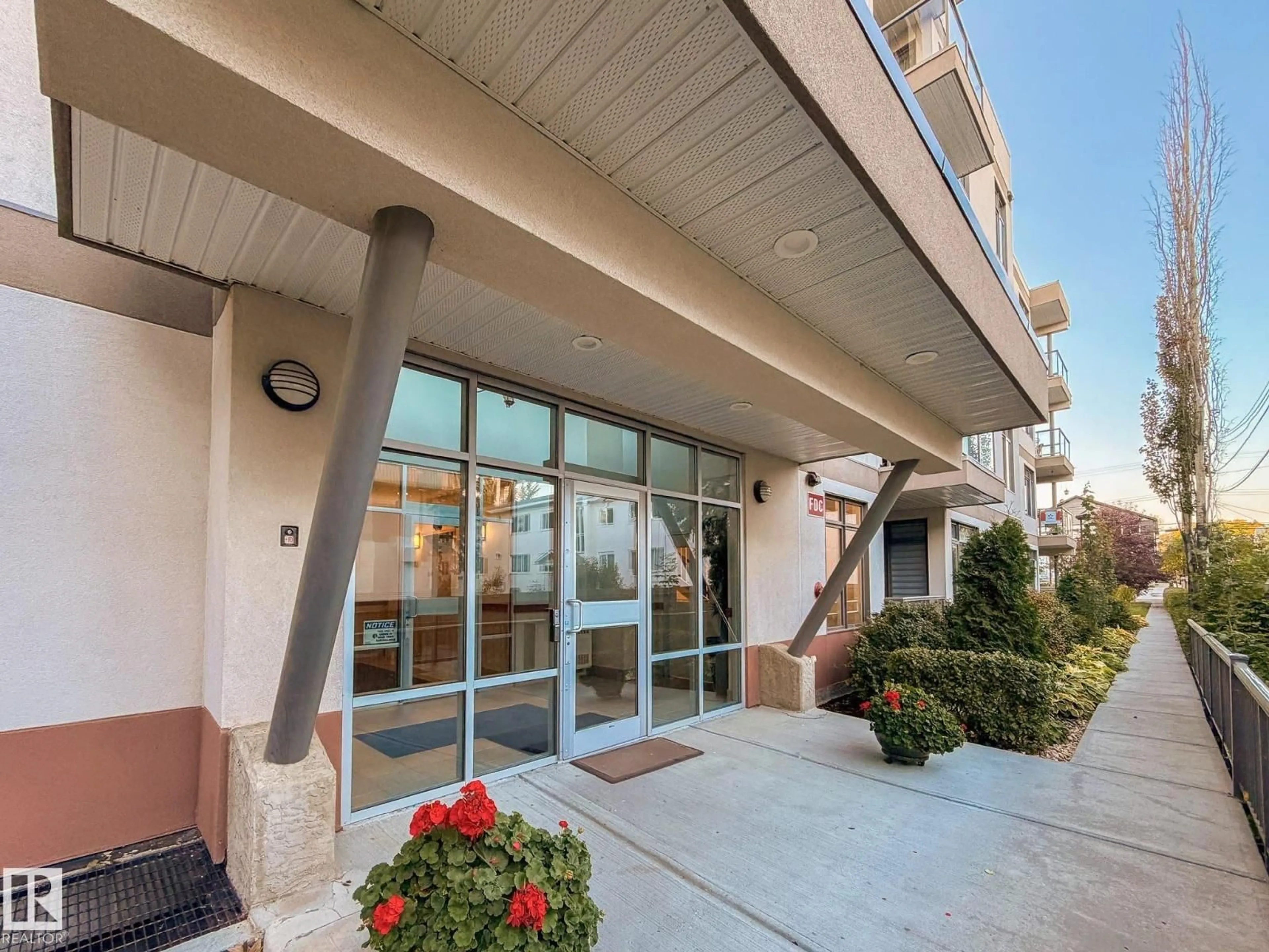 Indoor foyer for 101 - 11140 68 AV, Edmonton Alberta T6H2C2