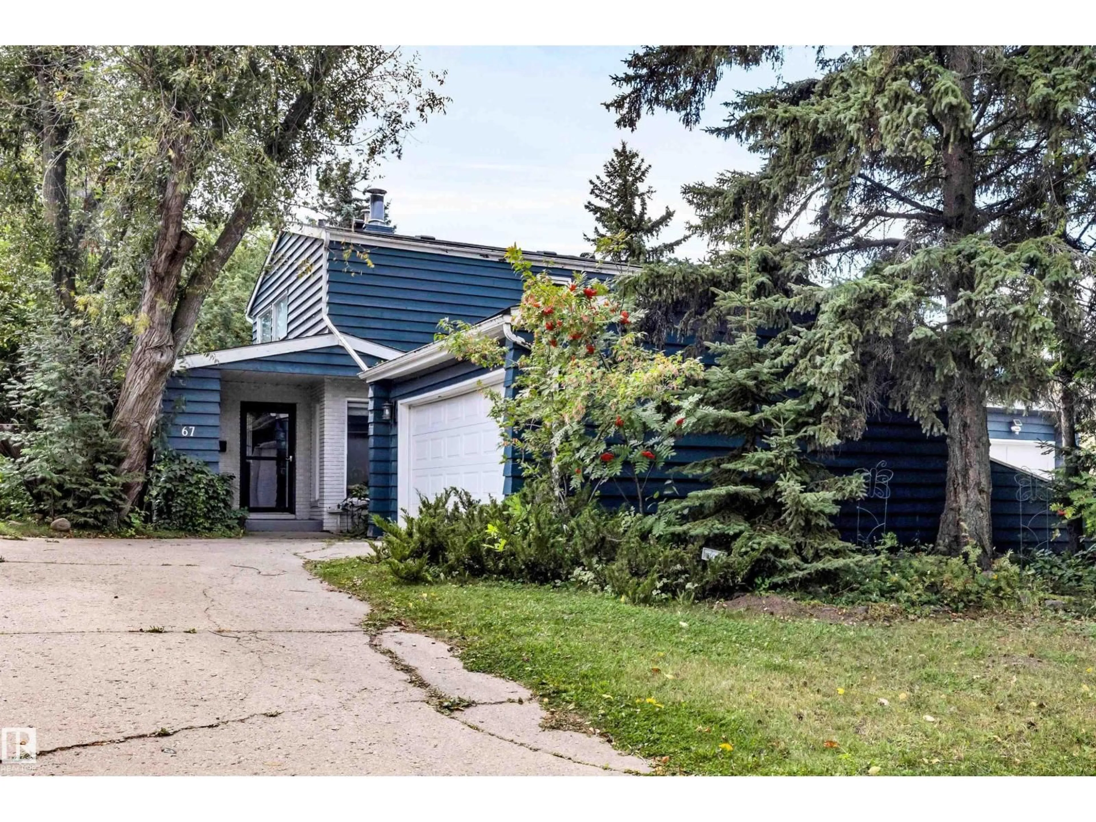 Home with vinyl exterior material, street for 67 WOODLANDS RD, St. Albert Alberta T8N3G8