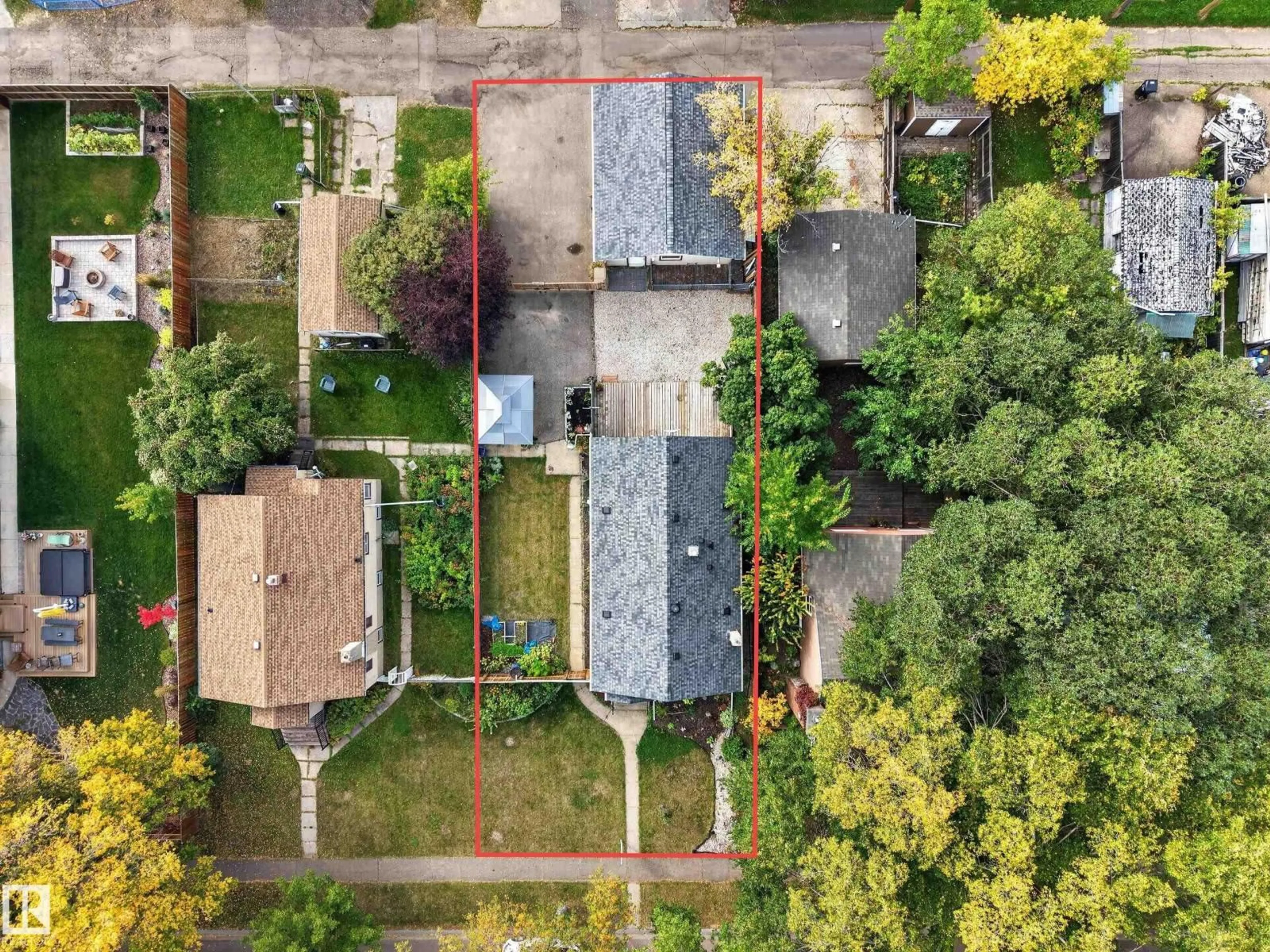 A pic from outside/outdoor area/front of a property/back of a property/a pic from drone, street for 9615 75 AV, Edmonton Alberta T6E1H7