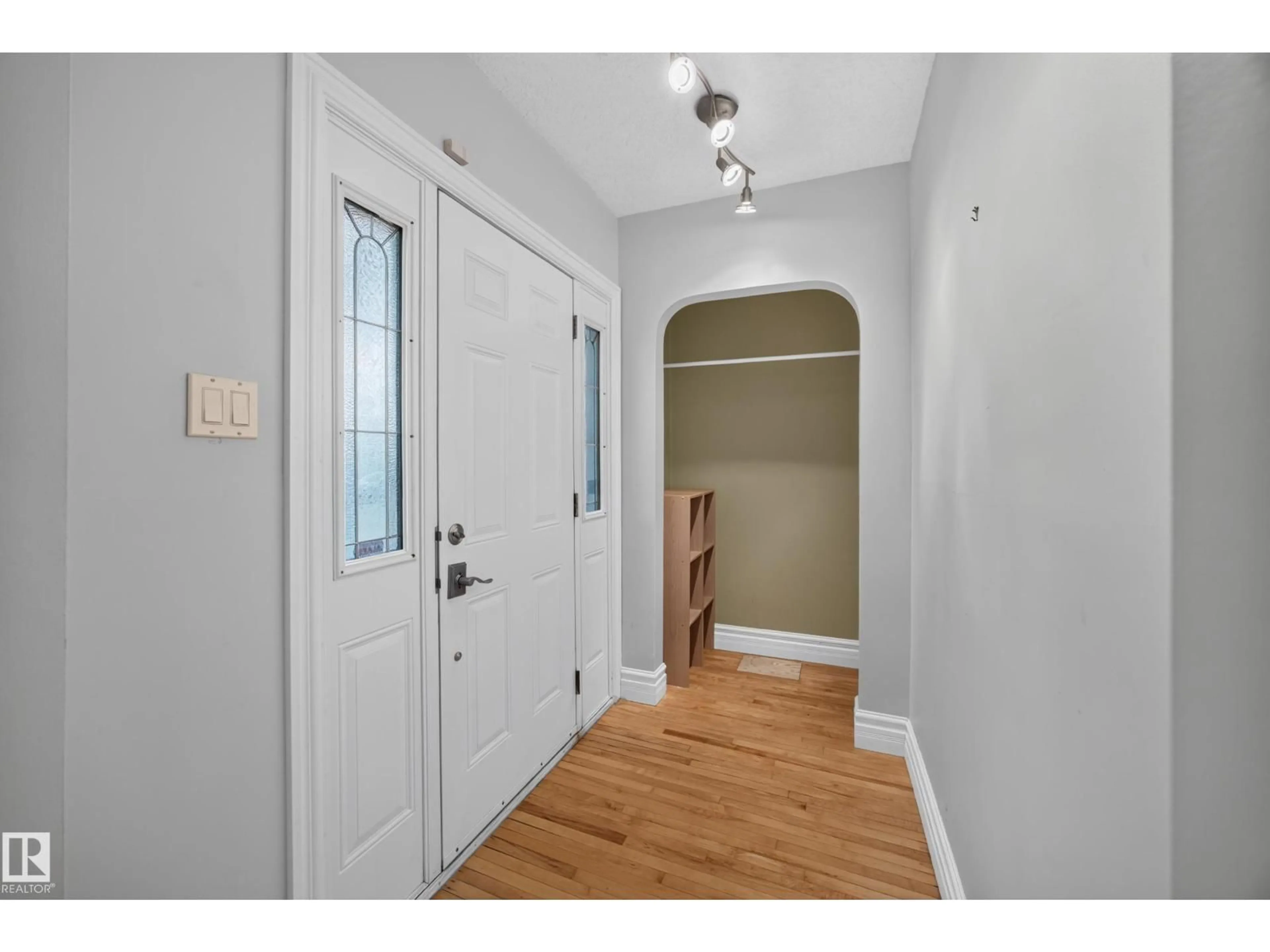 Indoor entryway for 9615 75 AV, Edmonton Alberta T6E1H7
