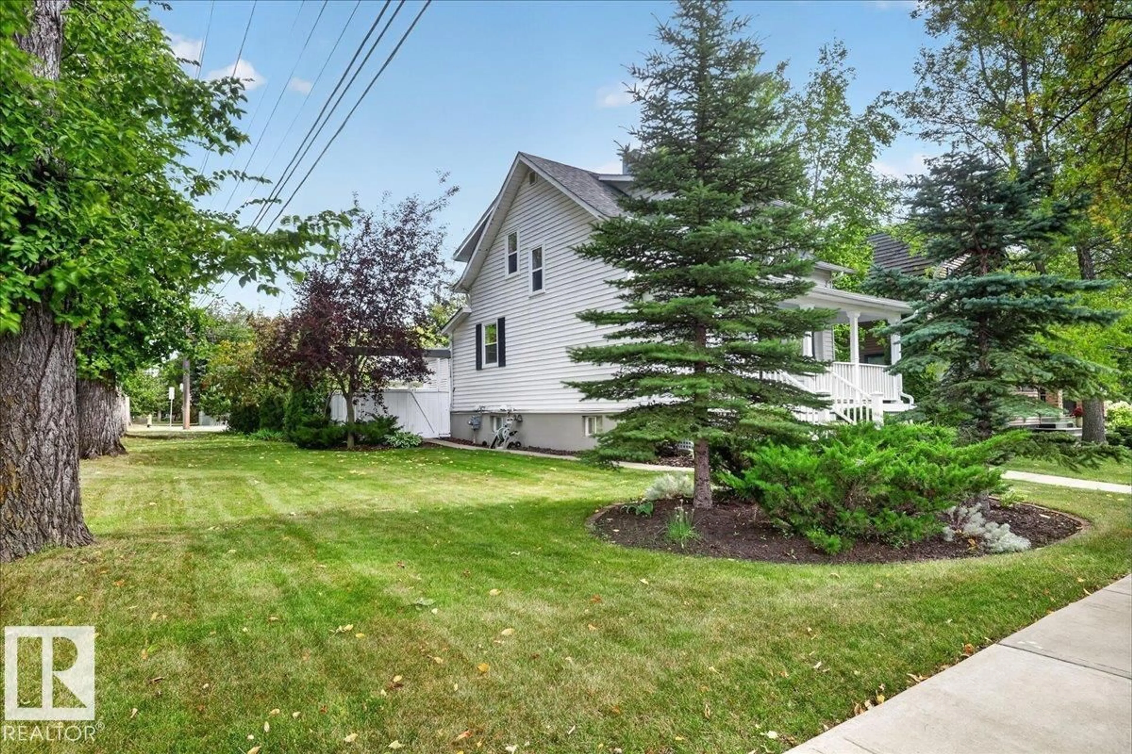 A pic from outside/outdoor area/front of a property/back of a property/a pic from drone, street for NW - 10549 130 ST, Edmonton Alberta T5N1X9