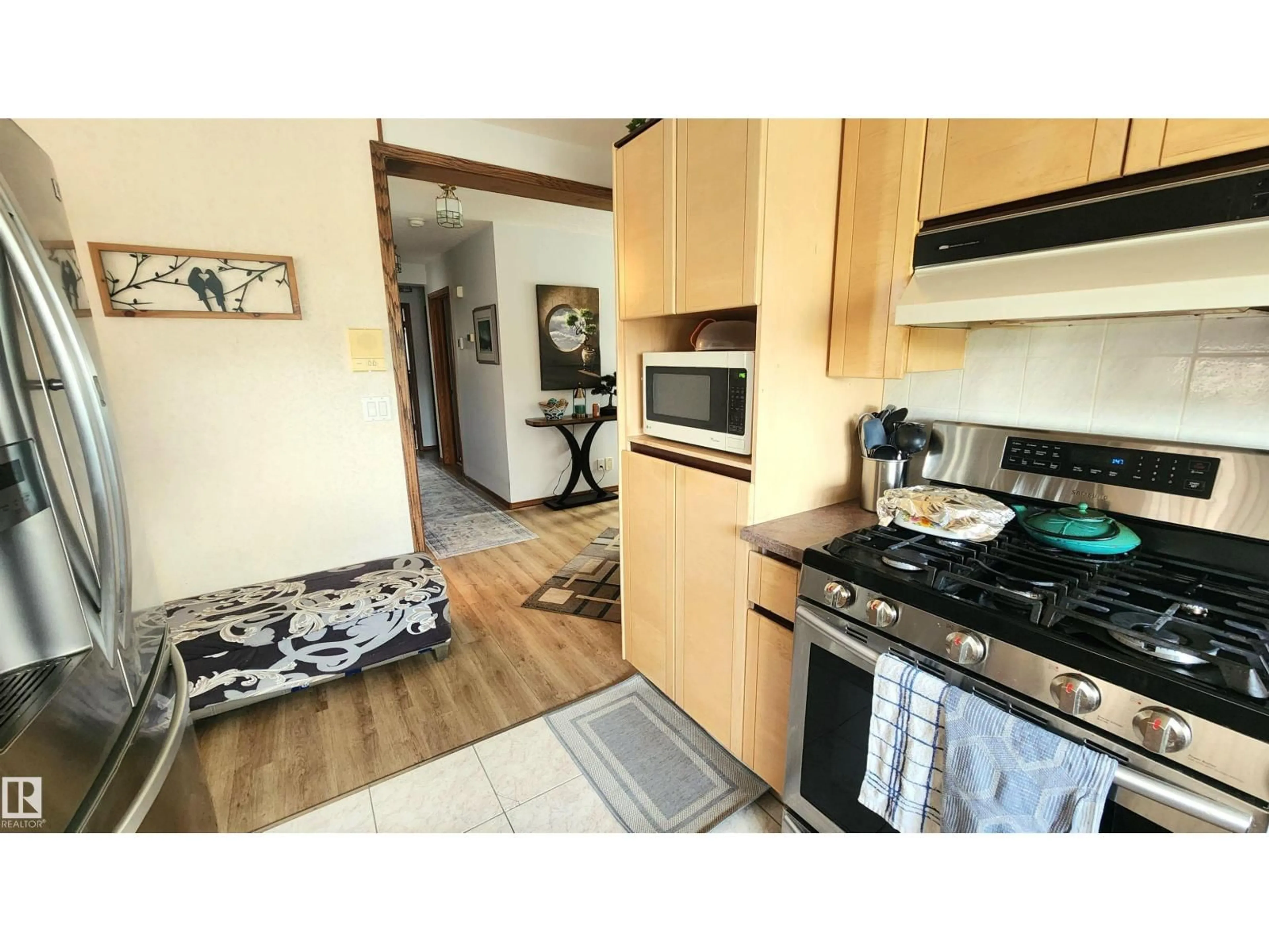 Standard kitchen, wood/laminate floor for 20120 TWP RD 515, Rural Beaver County Alberta T0B4J1
