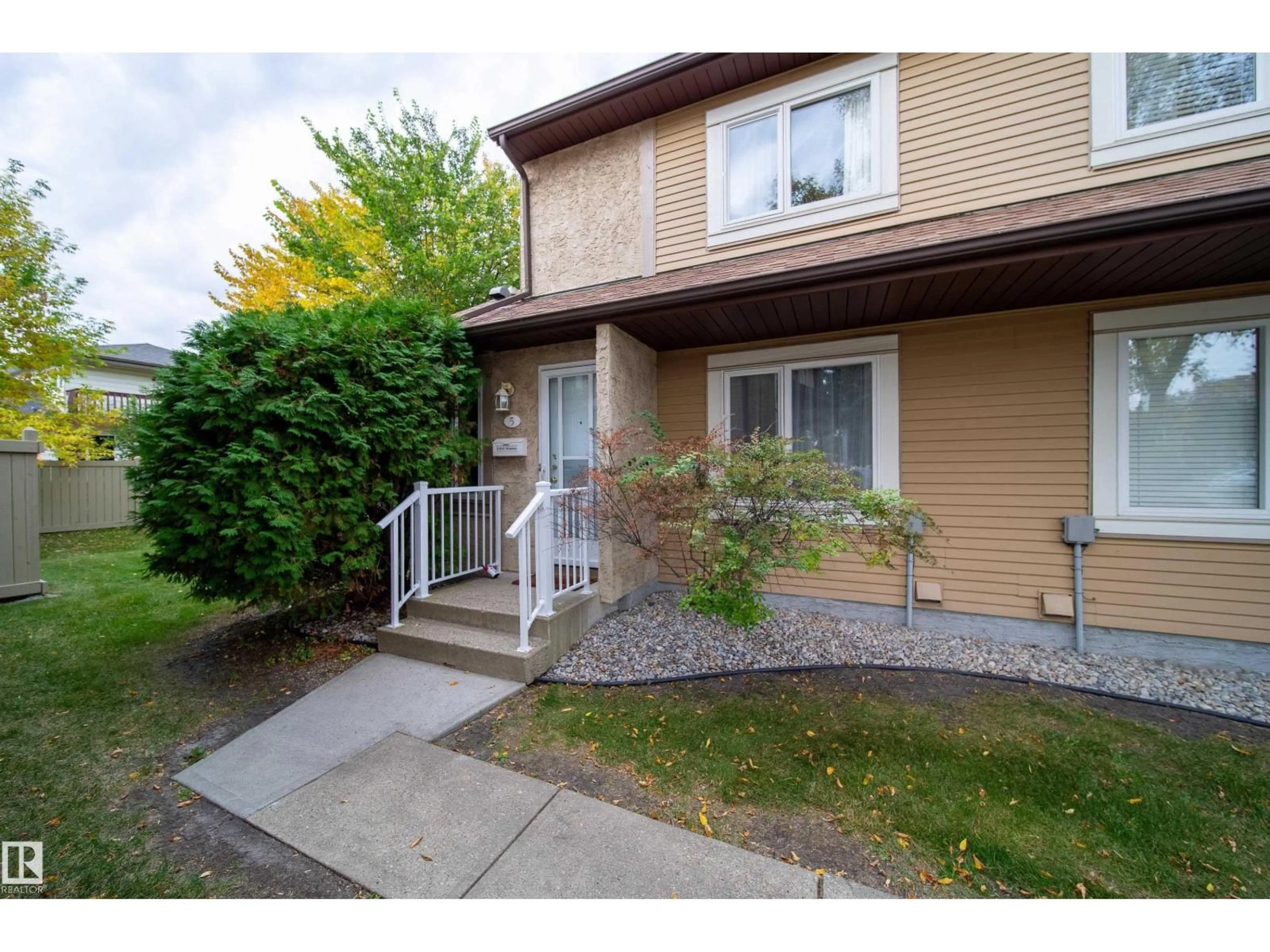 Patio, street for 5 11111 26 AV NW, Edmonton Alberta T6J5M7