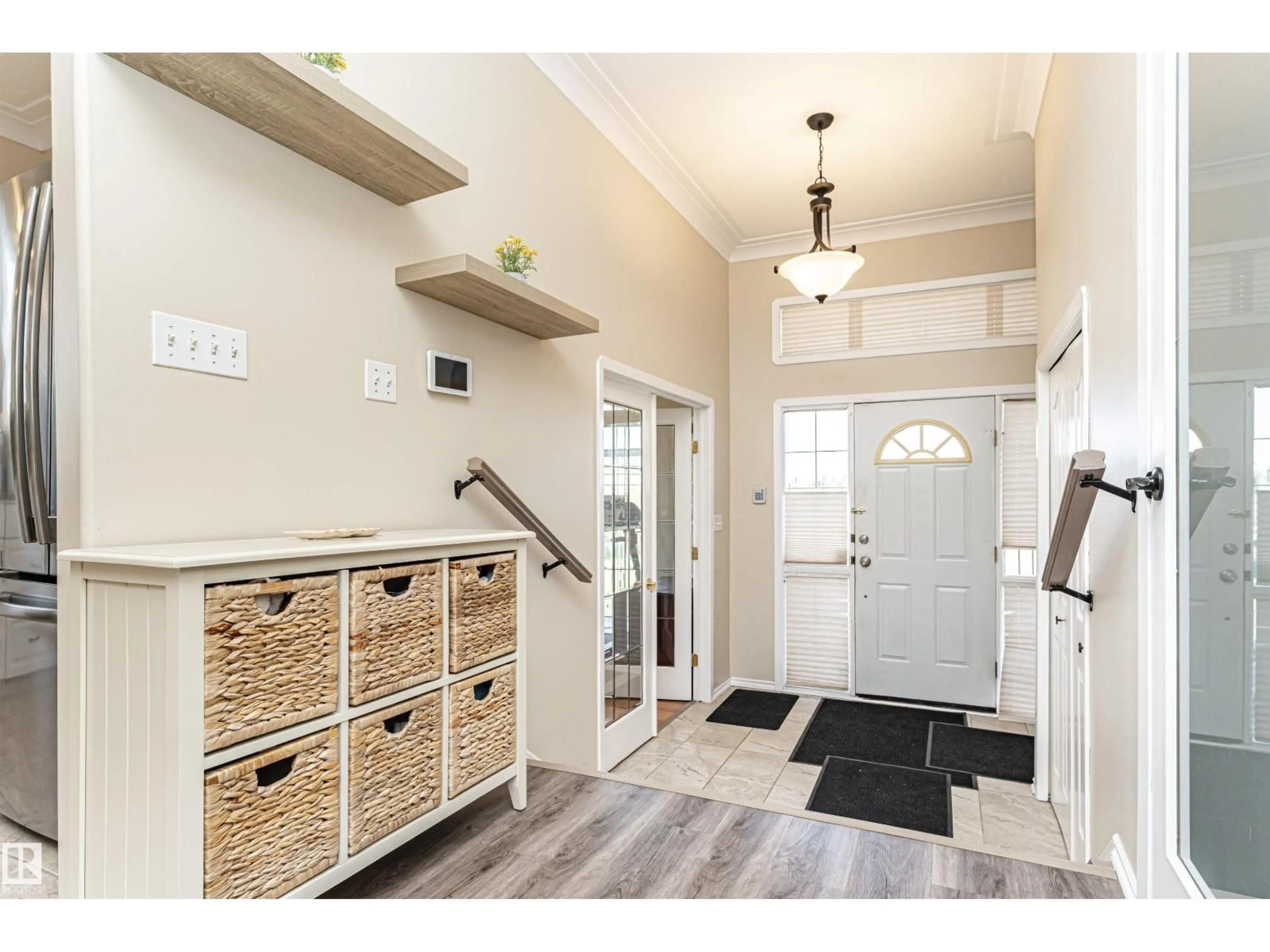Indoor entryway for 55415 RGE ROAD 13, Rural Lac Ste. Anne County Alberta T0E1V0