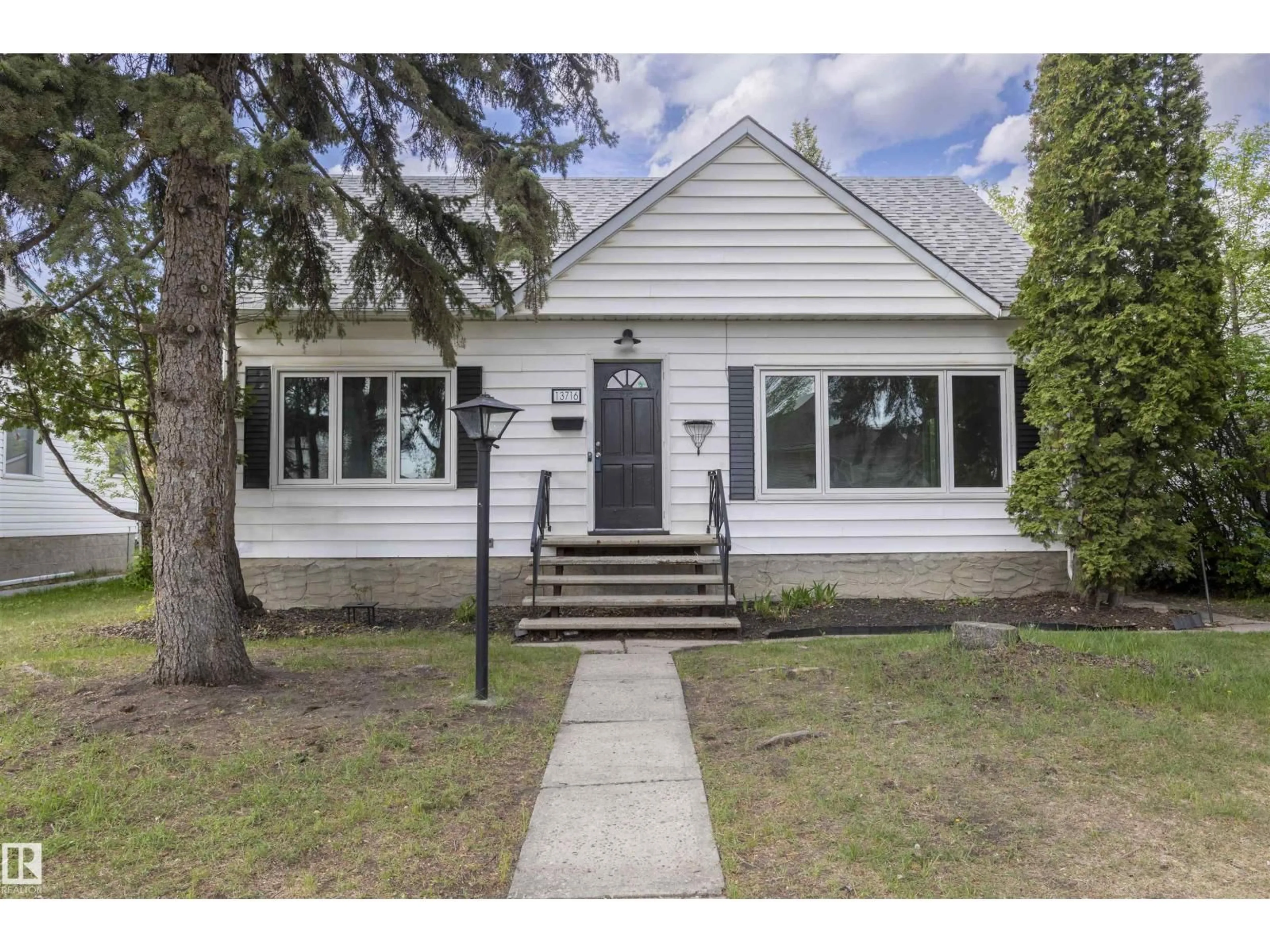 Home with vinyl exterior material, street for 13716 115 AV, Edmonton Alberta T5M3B3