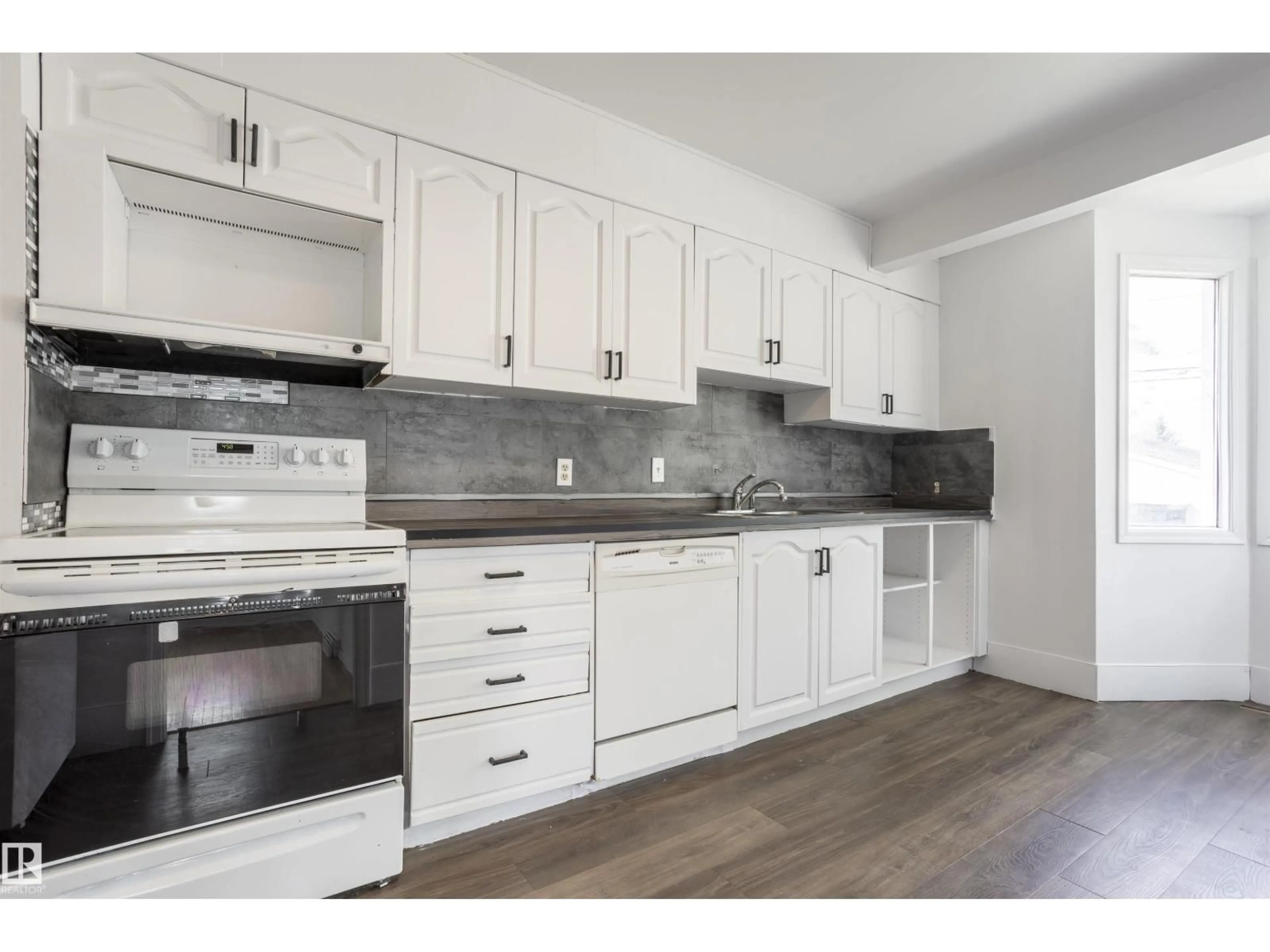 Standard kitchen, wood/laminate floor for 13716 115 AV, Edmonton Alberta T5M3B3