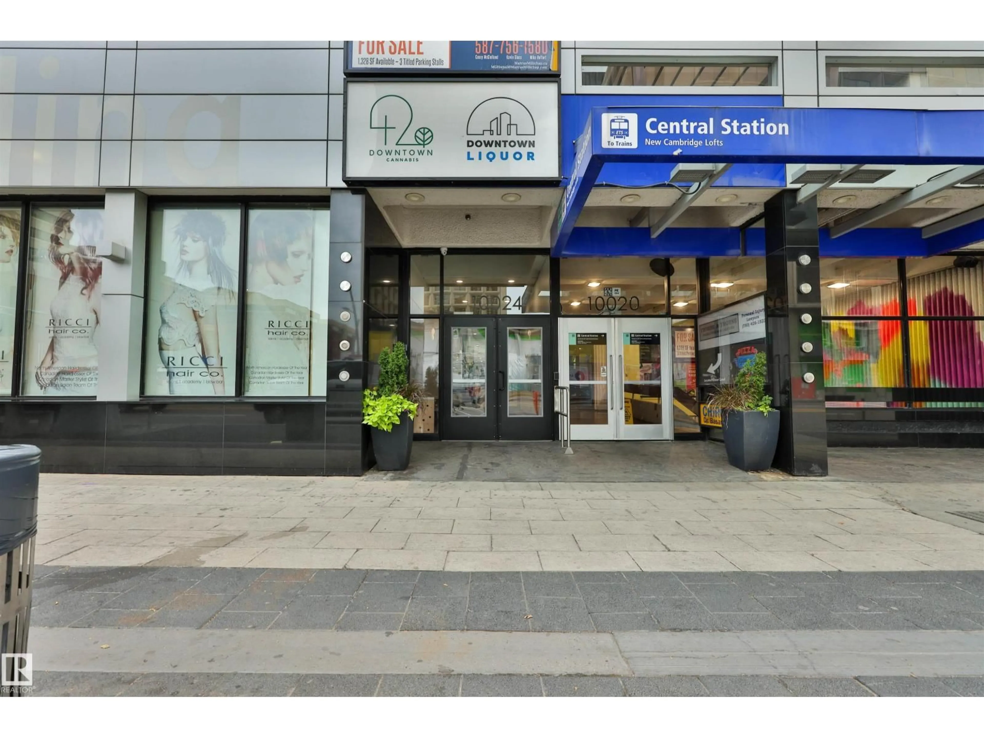 Indoor foyer for #706 - 10024 JASPER AV, Edmonton Alberta T5J1R9