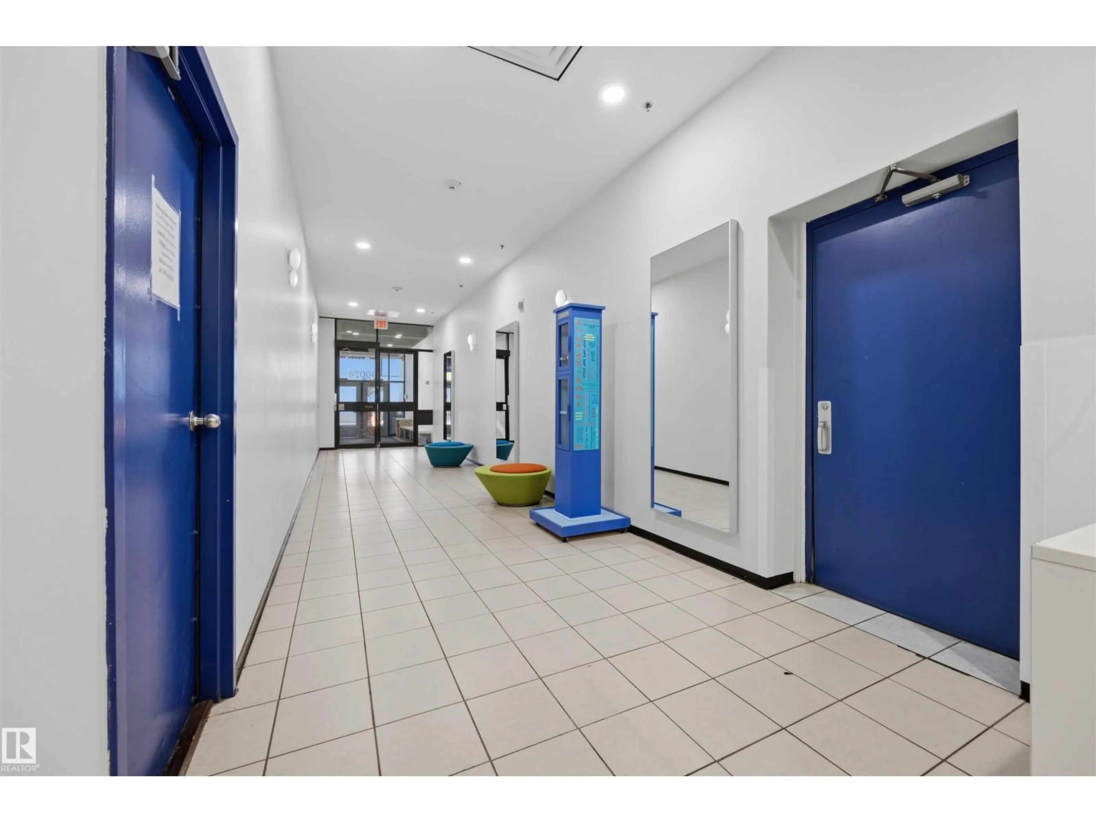 Indoor foyer for #706 - 10024 JASPER AV, Edmonton Alberta T5J1R9