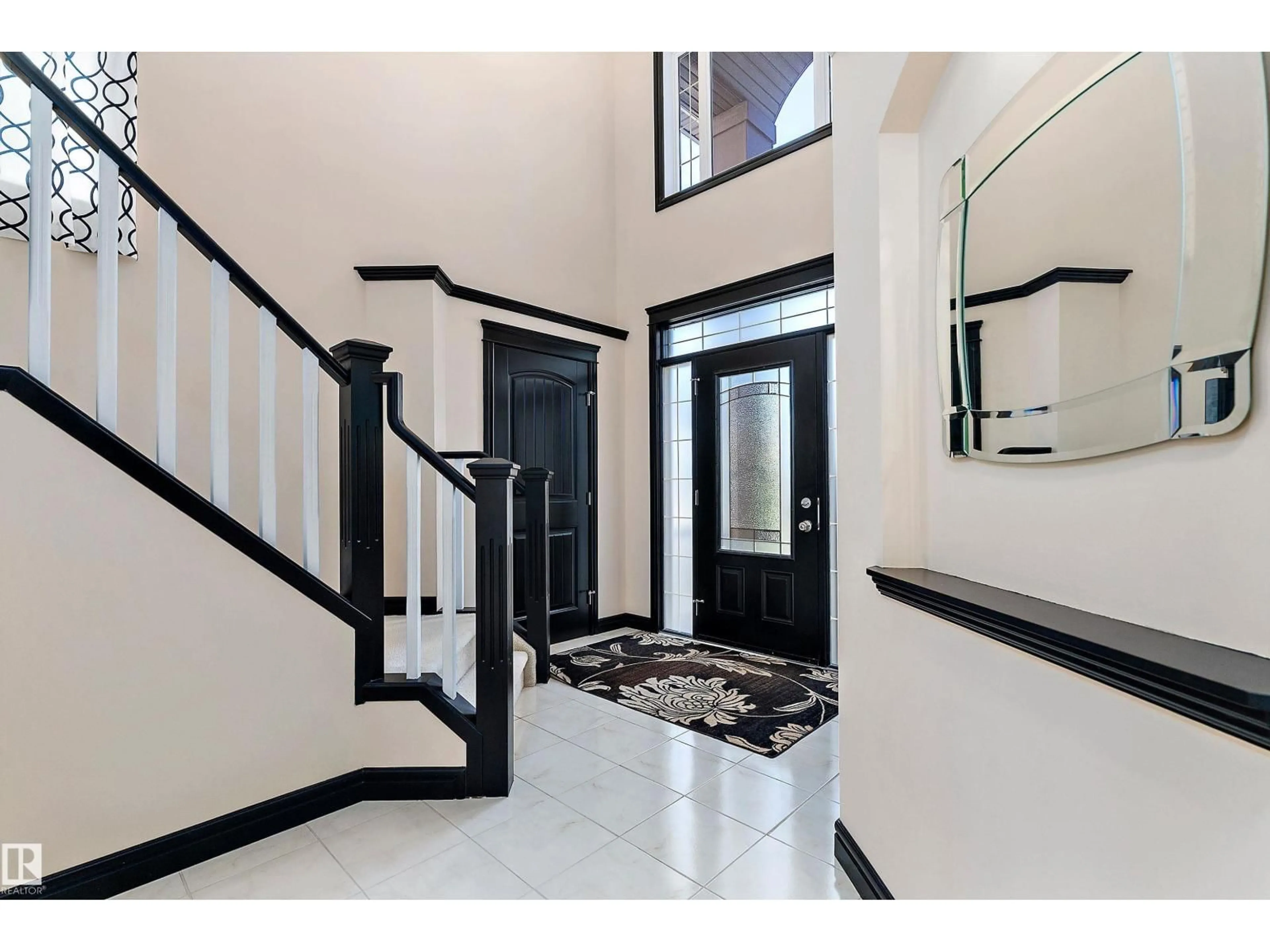 Indoor foyer for 11515 16 AV, Edmonton Alberta T6W0Z9